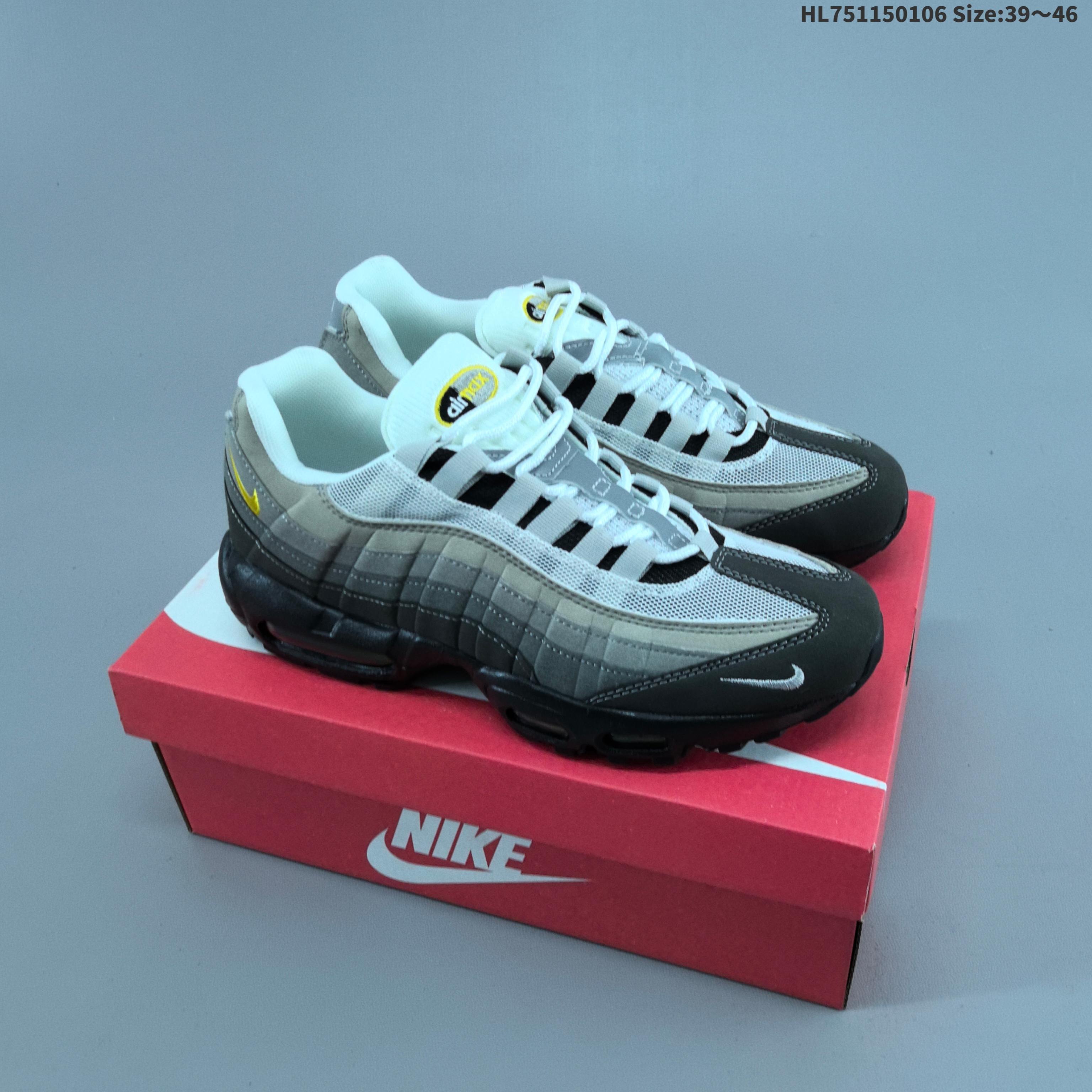 集合二 Nike Air Max 95 OG 耐克 Max 95 低帮 复刻灰粉色 舒适百搭防滑耐磨低邦生活休闲鞋 此次联名是Nike SB为庆祝Air Max 95诞生30周年打造,鞋身以皮革、网眼材质拼接打造,营造出丰富的层次感;鞋款配色以灰色色调为主,相比亮色"仙人掌花"更添一丝稳重,以灰色网眼布为基底,侧边皮革面板呈现从灰色到深灰色的渐变效果,鞋头部分采用黑色皮革材质;粉色的织带鞋带环、同色系鞋舌徽章,以及鞋领处的粉色迷你Swoosh Logo标志增添了温暖质感,中央条纹则带有反光效果.黑色中底搭配透明色调的可视气垫单元,其双色外底有点小惊喜 —— 前掌为橡胶材质,鞋底印有木纹图案,最后,后跟处压印的"NIKE SB AIR"品牌标识进一步确认了其SB跨界身份. 货号:HQ6457 001HL751150106