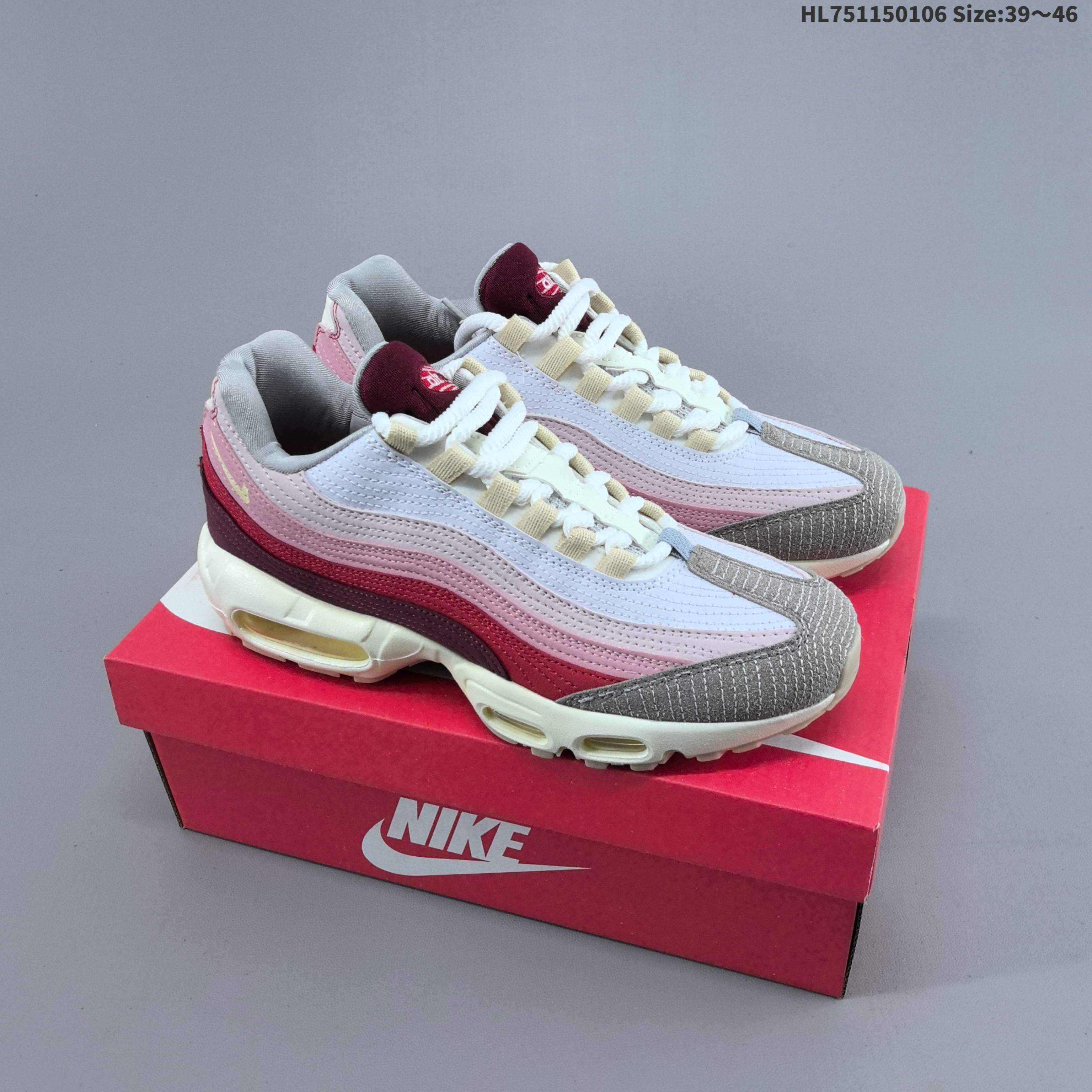 集合二 Nike Air Max 95 OG 耐克 Max 95 低帮 复刻灰粉色 舒适百搭防滑耐磨低邦生活休闲鞋 此次联名是Nike SB为庆祝Air Max 95诞生30周年打造,鞋身以皮革、网眼材质拼接打造,营造出丰富的层次感;鞋款配色以灰色色调为主,相比亮色"仙人掌花"更添一丝稳重,以灰色网眼布为基底,侧边皮革面板呈现从灰色到深灰色的渐变效果,鞋头部分采用黑色皮革材质;粉色的织带鞋带环、同色系鞋舌徽章,以及鞋领处的粉色迷你Swoosh Logo标志增添了温暖质感,中央条纹则带有反光效果.黑色中底搭配透明色调的可视气垫单元,其双色外底有点小惊喜 —— 前掌为橡胶材质,鞋底印有木纹图案,最后,后跟处压印的"NIKE SB AIR"品牌标识进一步确认了其SB跨界身份. 货号:HQ6457 001HL751150106