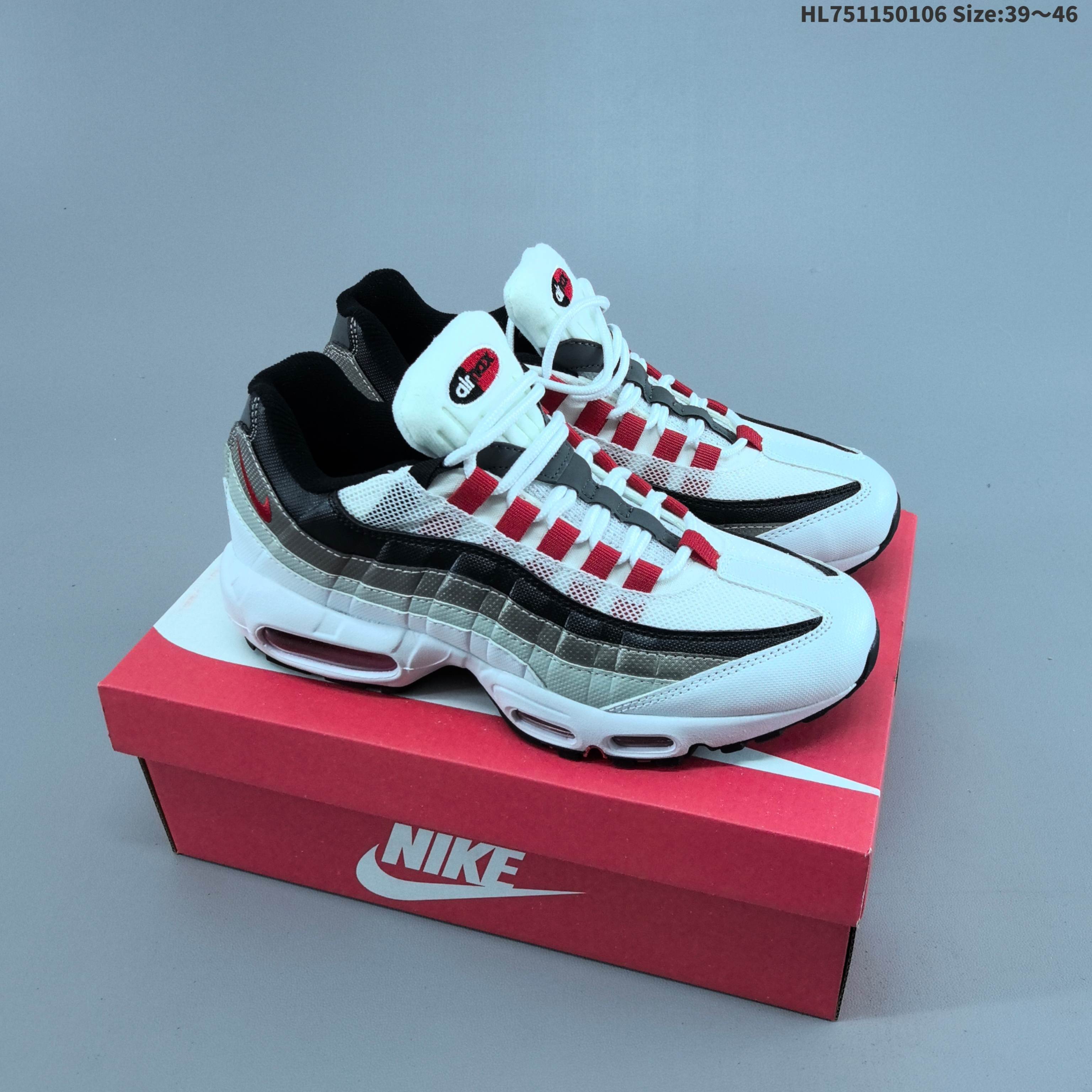 集合二 Nike Air Max 95 OG 耐克 Max 95 低帮 复刻灰粉色 舒适百搭防滑耐磨低邦生活休闲鞋 此次联名是Nike SB为庆祝Air Max 95诞生30周年打造,鞋身以皮革、网眼材质拼接打造,营造出丰富的层次感;鞋款配色以灰色色调为主,相比亮色"仙人掌花"更添一丝稳重,以灰色网眼布为基底,侧边皮革面板呈现从灰色到深灰色的渐变效果,鞋头部分采用黑色皮革材质;粉色的织带鞋带环、同色系鞋舌徽章,以及鞋领处的粉色迷你Swoosh Logo标志增添了温暖质感,中央条纹则带有反光效果.黑色中底搭配透明色调的可视气垫单元,其双色外底有点小惊喜 —— 前掌为橡胶材质,鞋底印有木纹图案,最后,后跟处压印的"NIKE SB AIR"品牌标识进一步确认了其SB跨界身份. 货号:HQ6457 001HL751150106