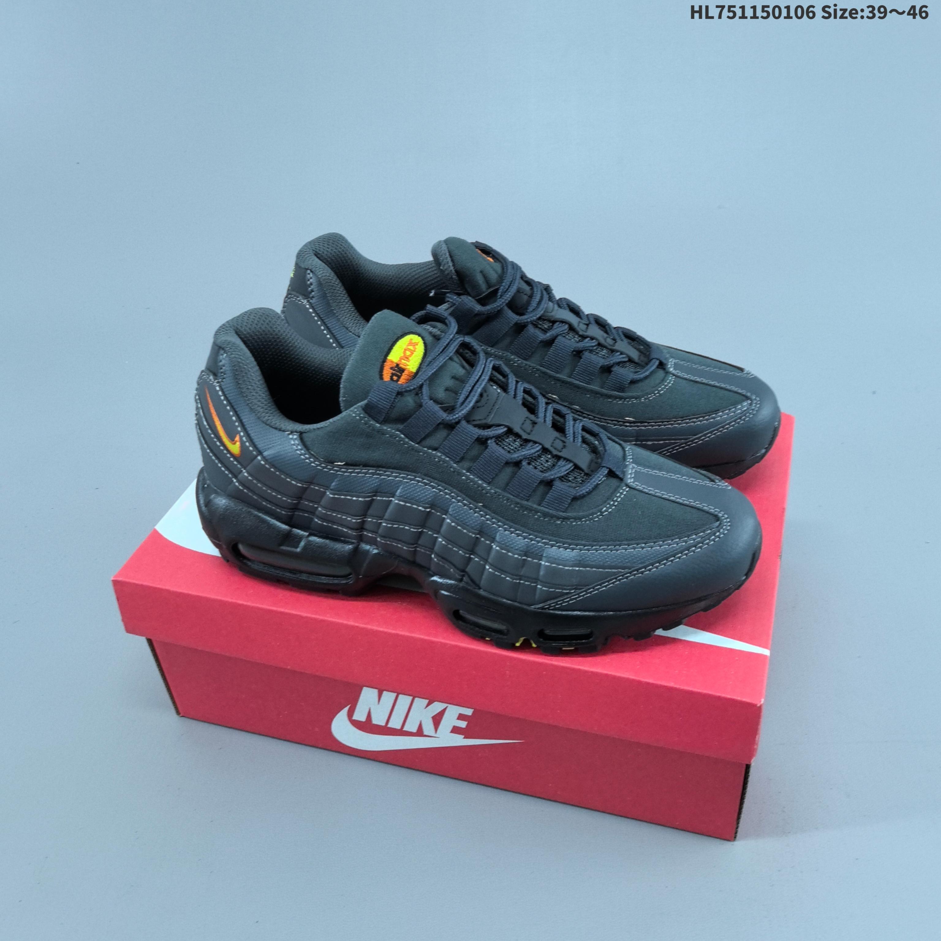 集合二 Nike Air Max 95 OG 耐克 Max 95 低帮 复刻灰粉色 舒适百搭防滑耐磨低邦生活休闲鞋 此次联名是Nike SB为庆祝Air Max 95诞生30周年打造,鞋身以皮革、网眼材质拼接打造,营造出丰富的层次感;鞋款配色以灰色色调为主,相比亮色"仙人掌花"更添一丝稳重,以灰色网眼布为基底,侧边皮革面板呈现从灰色到深灰色的渐变效果,鞋头部分采用黑色皮革材质;粉色的织带鞋带环、同色系鞋舌徽章,以及鞋领处的粉色迷你Swoosh Logo标志增添了温暖质感,中央条纹则带有反光效果.黑色中底搭配透明色调的可视气垫单元,其双色外底有点小惊喜 —— 前掌为橡胶材质,鞋底印有木纹图案,最后,后跟处压印的"NIKE SB AIR"品牌标识进一步确认了其SB跨界身份. 货号:HQ6457 001HL751150106