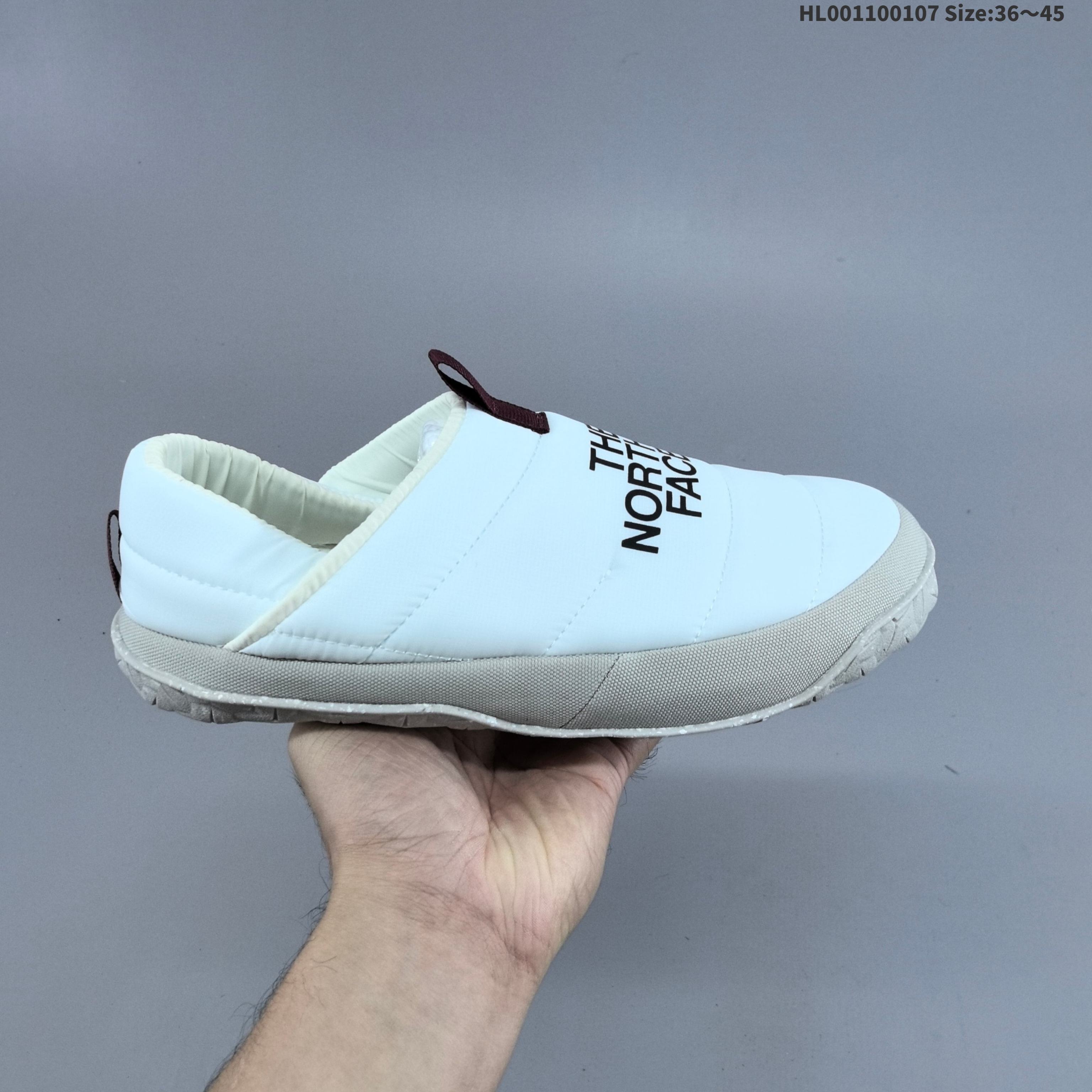 集合 The North Face Nuptse Mule 北面 低帮 米灰色 男女同款 一脚蹬舒适全包跟鹅绒防水面包运动蓬蓬鞋户外功能低邦休闲鞋 Nuptse Mulej保暖纤维填充,新型合成保暖材料,具有轻便、蓬松、保暖、压缩性强等优点;鞋面采用绗缝压线设计,可固定填充物不结团不变形;一脚蹬鞋口带滚边收口和弹力接片设计,方便快速穿脱,还可踩踏穿着,舒适惬意,自在切换;抓地耐磨外底带凸纹设计的橡胶外底,可在室内外s提供抓地防护. 货号:NF0A5G2BQ4C(2022秋季发售) HL001100107