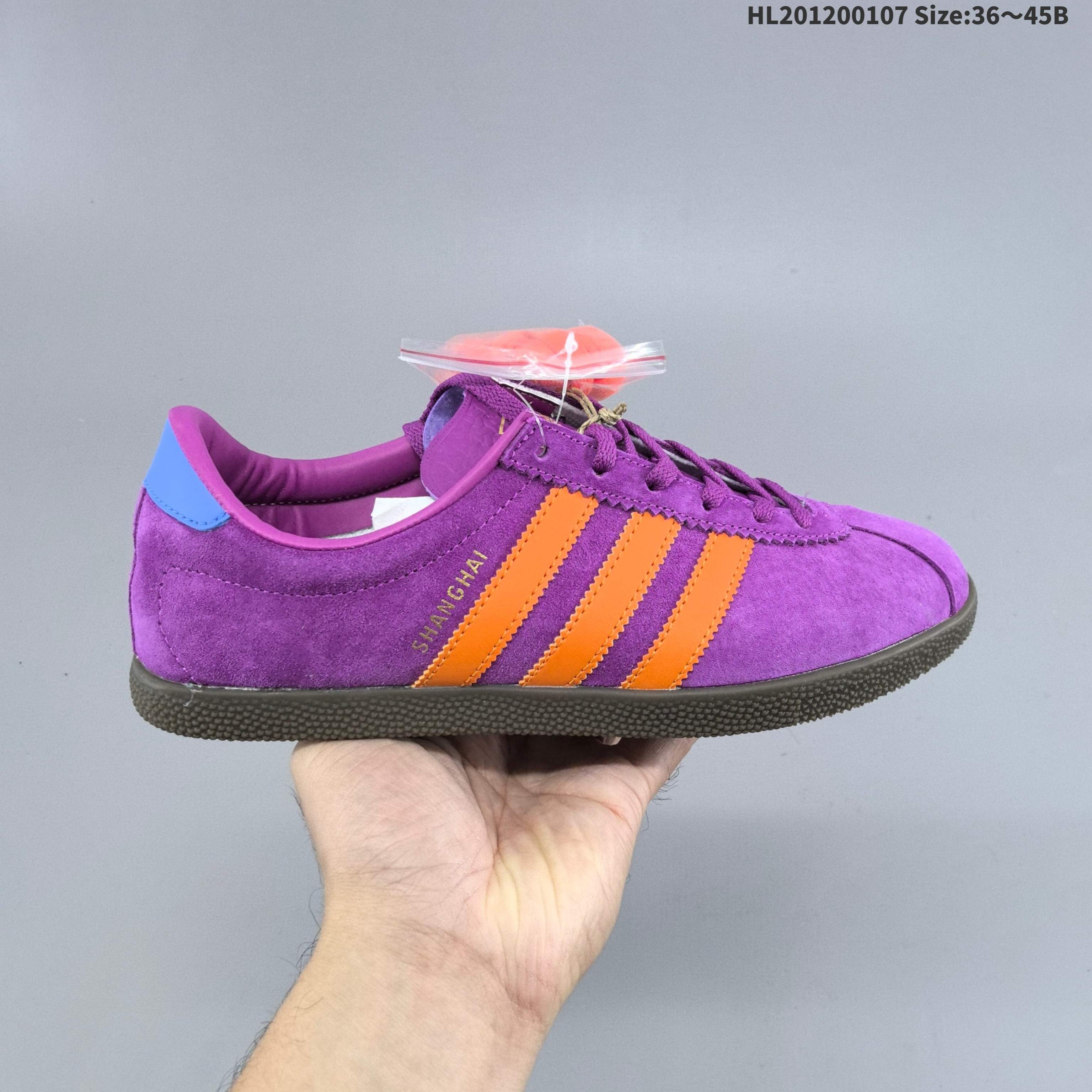 集合 阿迪达斯Addis SHANGHAI OG 复古单品复古桑巴板鞋 这款桑巴鞋展示了高质量的工艺 带有装饰的超锁缝制和无缝的手感 柔软、柔软的皮革造型和标志性的3条纹完成了精致的外观 正规合身鞋带 鞋面上有绒面鞋垫 橡胶鞋底 享受正畸套筒软感 自50年代首次亮相以来就一直在赢得粉丝的青睐 货号:JS1372 编码:HL201200107 B