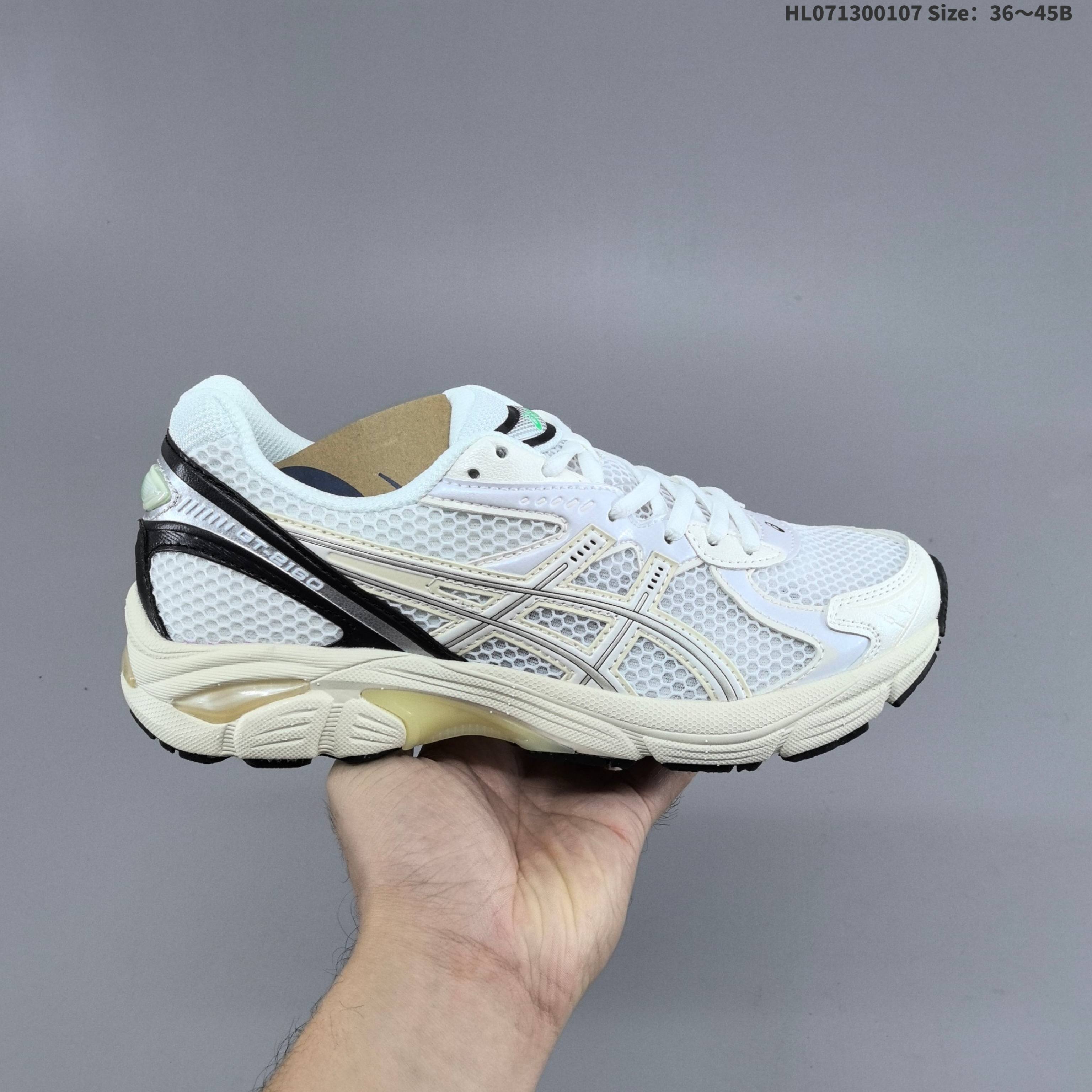 集合一 复古老爹鞋亚瑟士(ASICS)GT-2160系列GEL技术嵌件运动鞋缓冲户外运动休闲慢跑鞋.鞋型沿用 2000 年代中期至 2010 年代末期ASICS 广泛使用的分段式结构,并搭载独家 GEL 缓震胶科技.两款独占配色分别为黄色和黑银色,极具 2000 年代复古气息. 货号:1201A955-100 编码:HL071300107 B