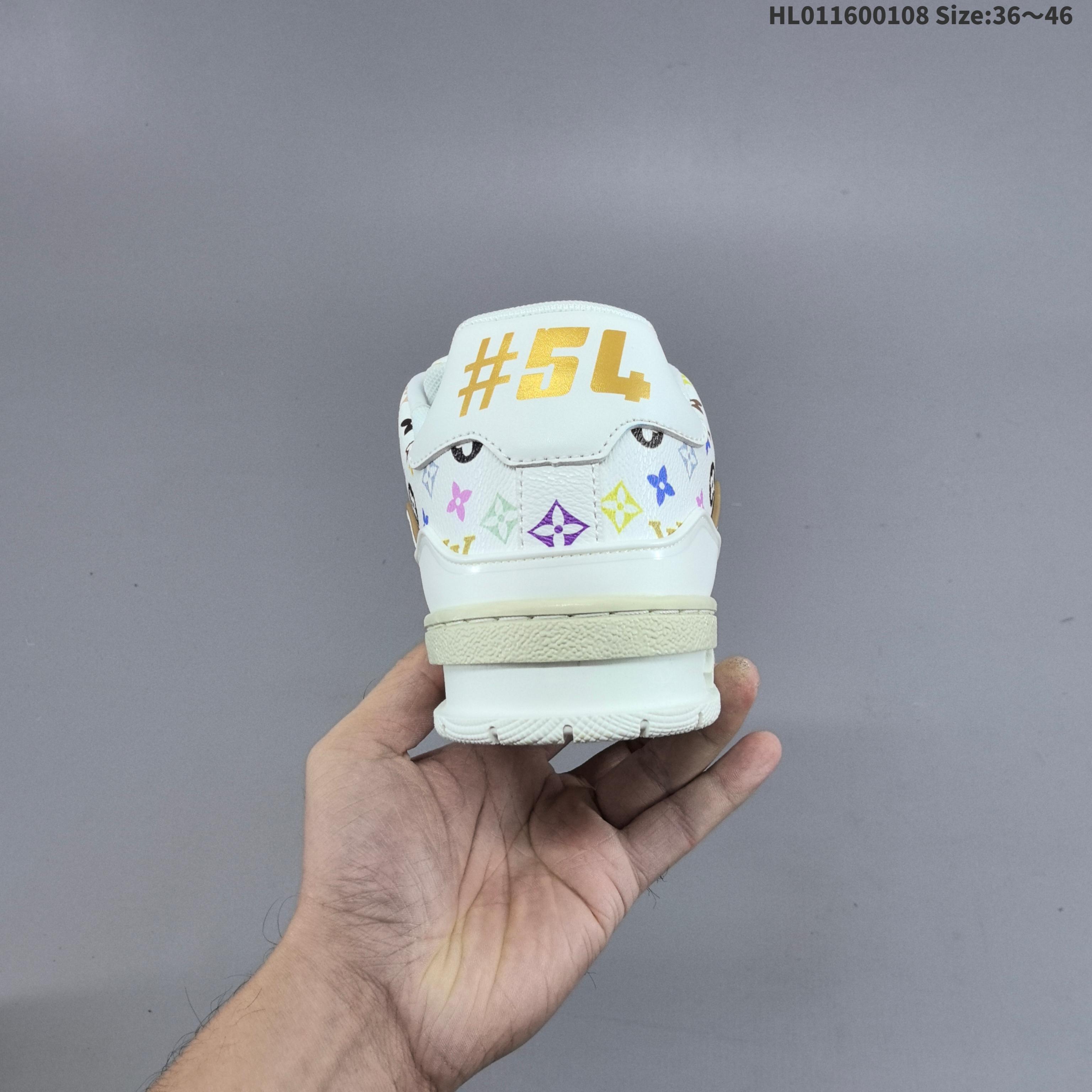 福利开启🔥💰160
 LV ARCH LIGHT SNEAKER路易威登板鞋 时尚运动鞋潮厚底增高女鞋。舒适防滑底和百搭性霸屏整个时尚娱乐圈，细节调整完美主义！采用柔软皮革拼接鞋面，独家开模大底， 侧边采用3D打印标志性Logo 尽显贵族时尚气息，配带正品全套包装。全新LV路易威登Louis vuitton Trainer Sneaker Low 休闲运动文化百搭板鞋。 
编码：HL011600108 Size:36～46