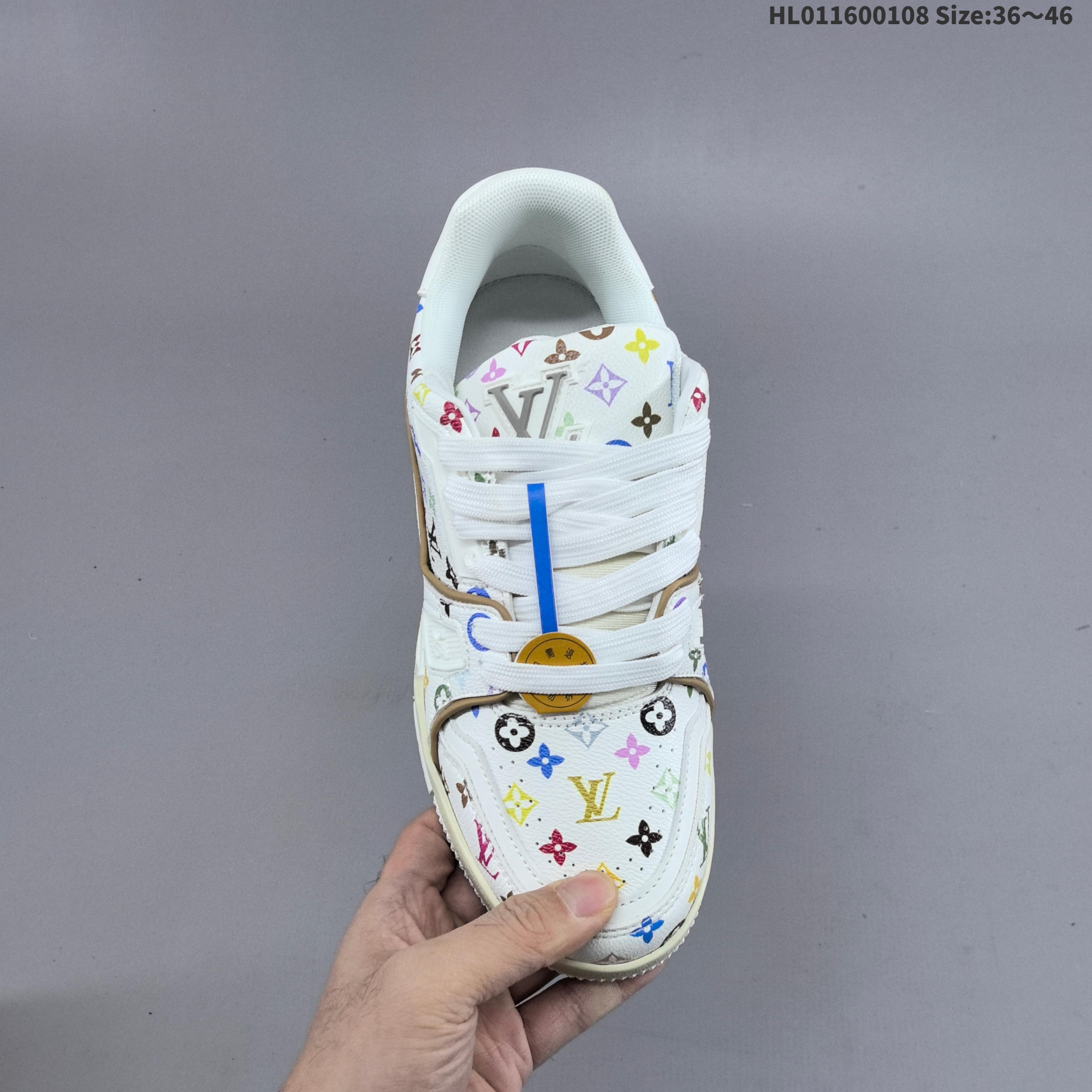 福利开启🔥💰160
 LV ARCH LIGHT SNEAKER路易威登板鞋 时尚运动鞋潮厚底增高女鞋。舒适防滑底和百搭性霸屏整个时尚娱乐圈，细节调整完美主义！采用柔软皮革拼接鞋面，独家开模大底， 侧边采用3D打印标志性Logo 尽显贵族时尚气息，配带正品全套包装。全新LV路易威登Louis vuitton Trainer Sneaker Low 休闲运动文化百搭板鞋。 
编码：HL011600108 Size:36～46