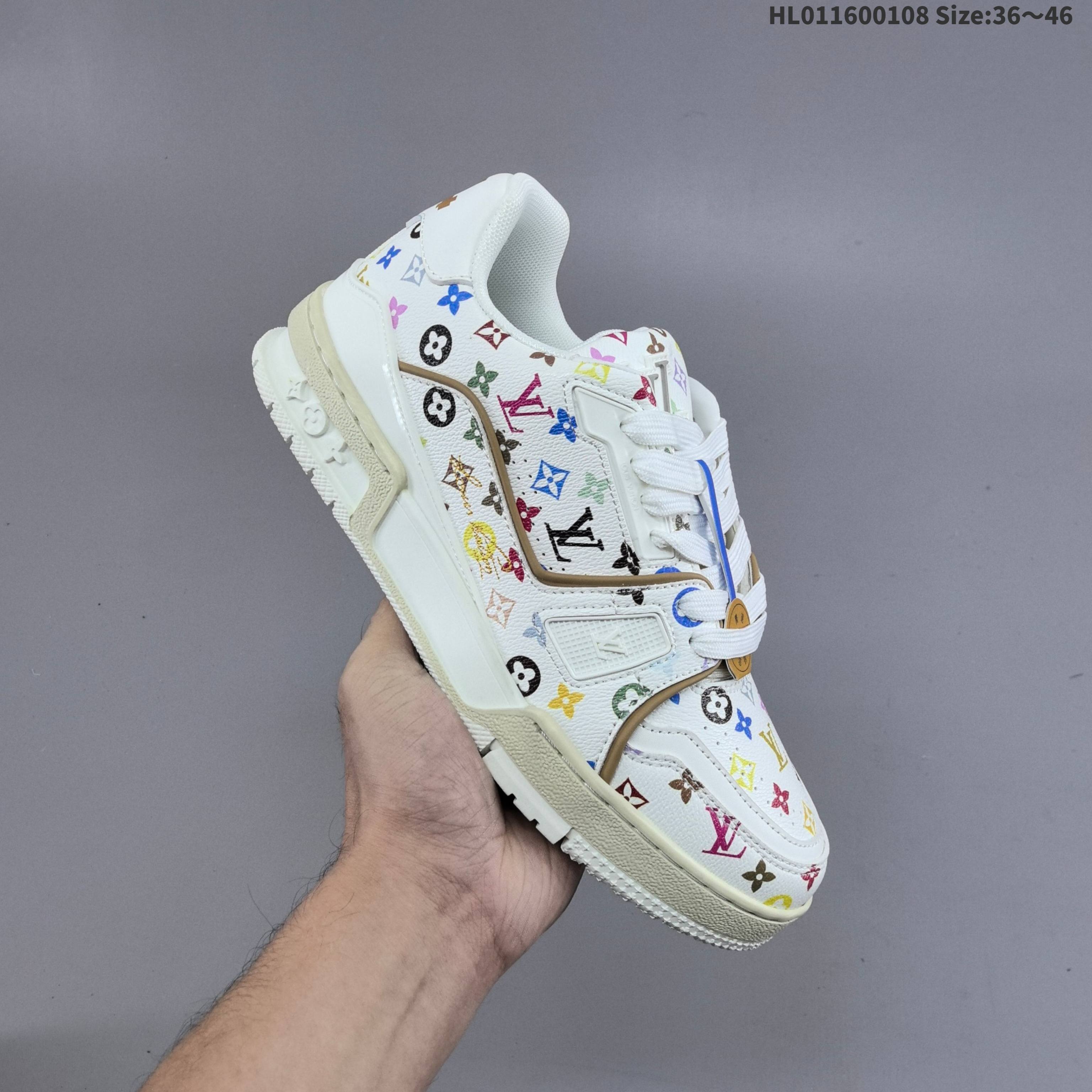 福利开启🔥💰160
 LV ARCH LIGHT SNEAKER路易威登板鞋 时尚运动鞋潮厚底增高女鞋。舒适防滑底和百搭性霸屏整个时尚娱乐圈，细节调整完美主义！采用柔软皮革拼接鞋面，独家开模大底， 侧边采用3D打印标志性Logo 尽显贵族时尚气息，配带正品全套包装。全新LV路易威登Louis vuitton Trainer Sneaker Low 休闲运动文化百搭板鞋。 
编码：HL011600108 Size:36～46