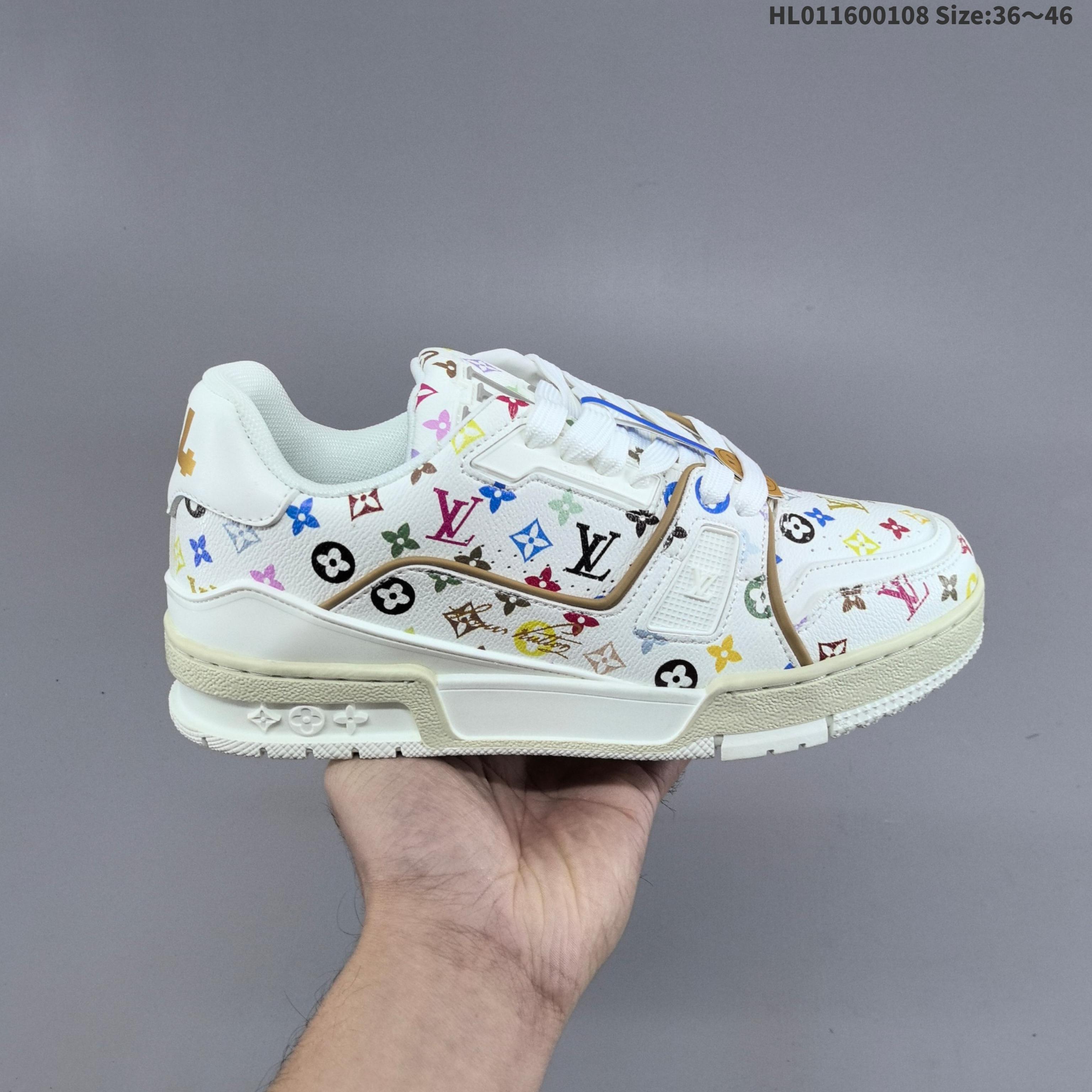 福利开启🔥💰160
LV ARCH LIGHT SNEAKER路易威登板鞋 时尚运动鞋潮厚底增高女鞋。舒适防滑底和百搭性霸屏整个时尚娱乐圈,细节调整完美主义!采用柔软皮革拼接鞋面,独家开模大底, 侧边采用3D打印标志性Logo 尽显贵族时尚气息,配带正品全套包装。全新LV路易威登Louis vuitton Trainer Sneaker Low 休闲运动文化百搭板鞋。
编码:HL011600108 Size:36~46