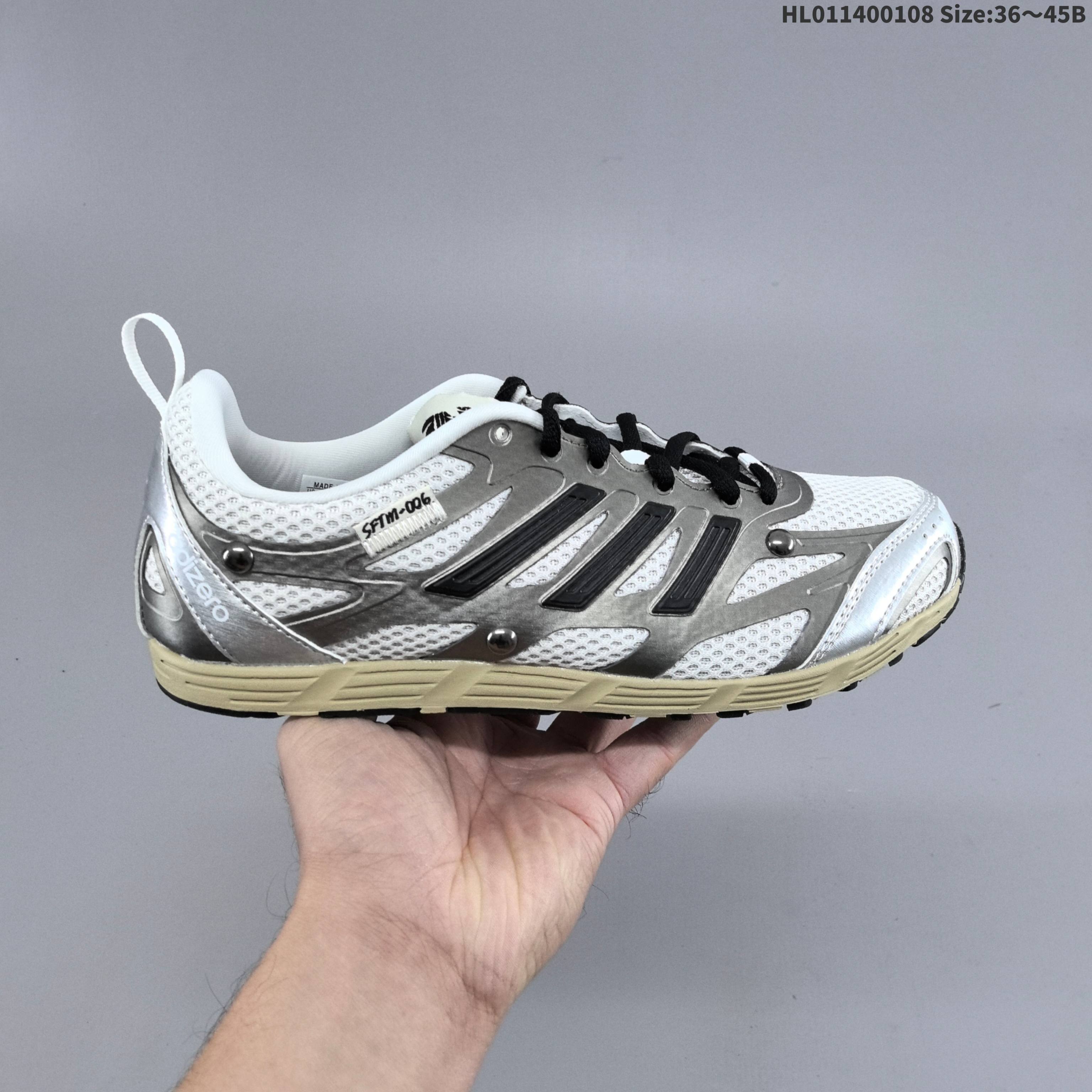 💰140
SONG FOR THE MUTE x adidas originals Adizero PR SFTM-006 舒适百搭透气跑步鞋
将竞速跑鞋与时装美学相融合
从网布与磨砂皮革的非对称拼接
到金属铆钉、做旧缝线的细节处理
都为专业跑鞋增添精致质感
三款配色分别为氧化白、黑色、运动红
中底以复古做旧发黄处理营造自然质感
相比常规竞速跑鞋的激进外型
复古暖色调更适合日常搭配
官方货号: HP3521
尺码: 36 36.5 37.5 38 38.5 39 40 40.5 41 42 42.5 43 44 45 HL011400108 Size:36~45B