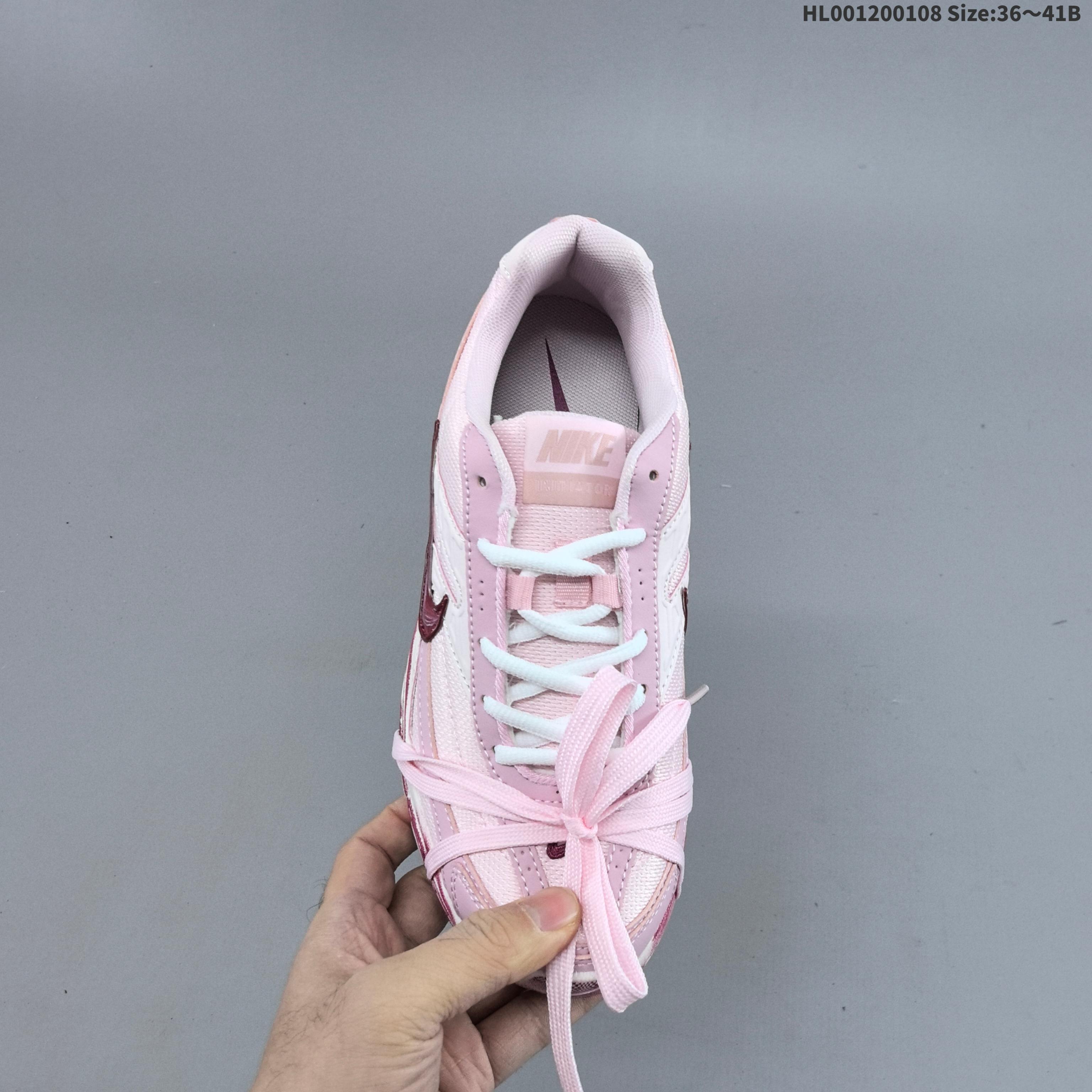 💰120
真标带半码
Nike Initiator Y2K 耐克 Y2K 低帮 粉冠莓莓 玖柒 粉色 男女同款 Y2K复古跑鞋潮流百搭防滑耐磨防水低邦休闲跑步鞋 该定制版球鞋选用原鞋Nike Initiatorj银色男女同款，此次设计推出"粉冠莓莓"主题鞋款。愿大家的生活有望穿秋水的期待，也会有意想不到的欣喜。这款鞋子以粉色配色为主，全粉的配色给人带来沉稳华丽的视觉效果，全粉配色是本次的亮点。质感十足。整体是大方简约的配色，颜色清新过渡自然。整体配色设计呼应主题。整体视觉效果十分饱满，颇具独特的潮流魅力。希望这个夏天大家都拥有无限好运。给人一种干净、利落的感觉。此鞋s四季可穿，非常百搭。
货号：FZ9020-100（2025.06发售）
尺码：36 36.5 37.5 38 38.5 39 40 40.5 41 HL001200108 Size:36～41B