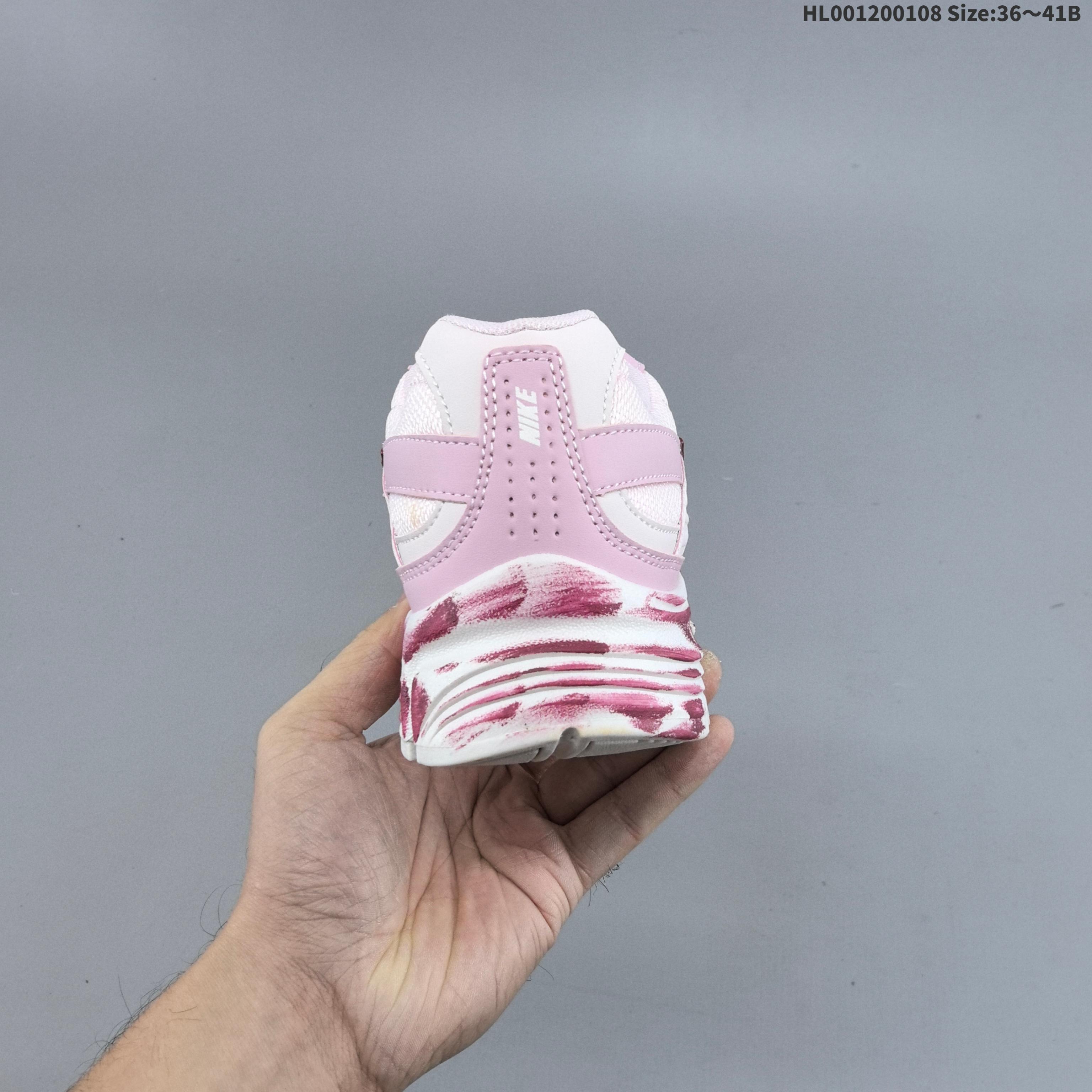 💰120
真标带半码
Nike Initiator Y2K 耐克 Y2K 低帮 粉冠莓莓 玖柒 粉色 男女同款 Y2K复古跑鞋潮流百搭防滑耐磨防水低邦休闲跑步鞋 该定制版球鞋选用原鞋Nike Initiatorj银色男女同款，此次设计推出"粉冠莓莓"主题鞋款。愿大家的生活有望穿秋水的期待，也会有意想不到的欣喜。这款鞋子以粉色配色为主，全粉的配色给人带来沉稳华丽的视觉效果，全粉配色是本次的亮点。质感十足。整体是大方简约的配色，颜色清新过渡自然。整体配色设计呼应主题。整体视觉效果十分饱满，颇具独特的潮流魅力。希望这个夏天大家都拥有无限好运。给人一种干净、利落的感觉。此鞋s四季可穿，非常百搭。
货号：FZ9020-100（2025.06发售）
尺码：36 36.5 37.5 38 38.5 39 40 40.5 41 HL001200108 Size:36～41B