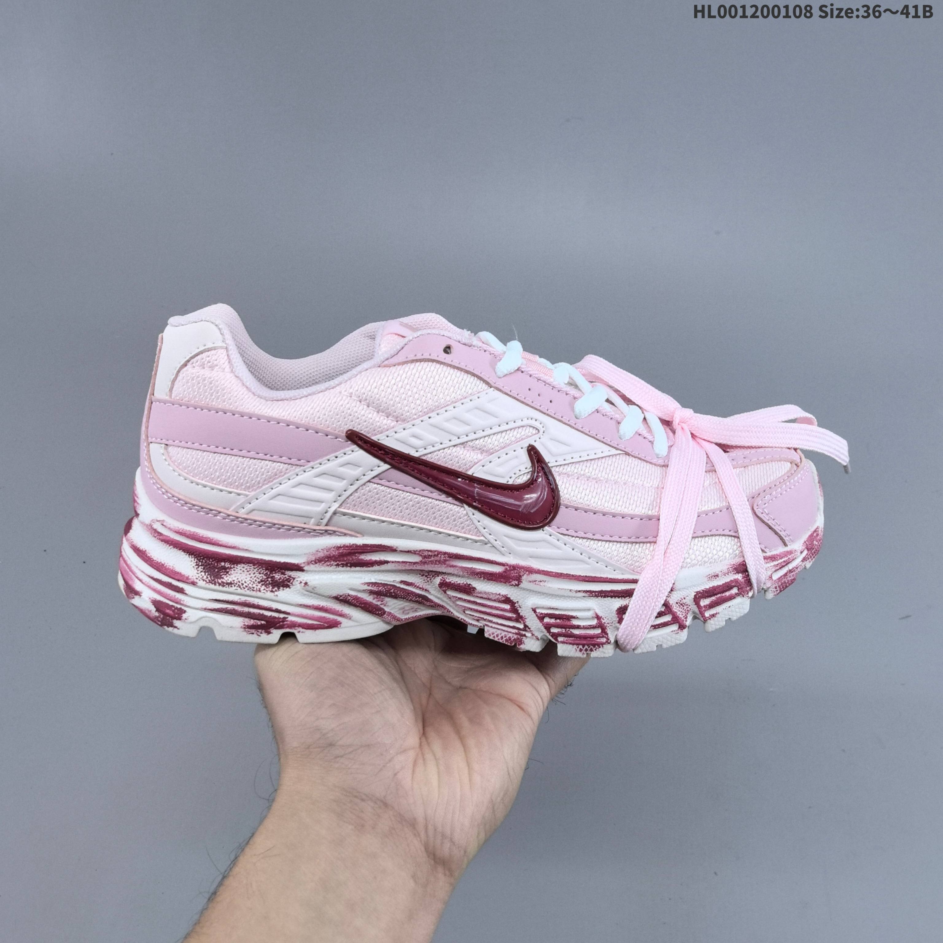 💰120
真标带半码
Nike Initiator Y2K 耐克 Y2K 低帮 粉冠莓莓 玖柒 粉色 男女同款 Y2K复古跑鞋潮流百搭防滑耐磨防水低邦休闲跑步鞋 该定制版球鞋选用原鞋Nike Initiatorj银色男女同款,此次设计推出"粉冠莓莓"主题鞋款。愿大家的生活有望穿秋水的期待,也会有意想不到的欣喜。这款鞋子以粉色配色为主,全粉的配色给人带来沉稳华丽的视觉效果,全粉配色是本次的亮点。质感十足。整体是大方简约的配色,颜色清新过渡自然。整体配色设计呼应主题。整体视觉效果十分饱满,颇具独特的潮流魅力。希望这个夏天大家都拥有无限好运。给人一种干净、利落的感觉。此鞋s四季可穿,非常百搭。
货号:FZ9020-100(2025.06发售)
尺码:36 36.5 37.5 38 38.5 39 40 40.5 41 HL001200108 Size:36~41B