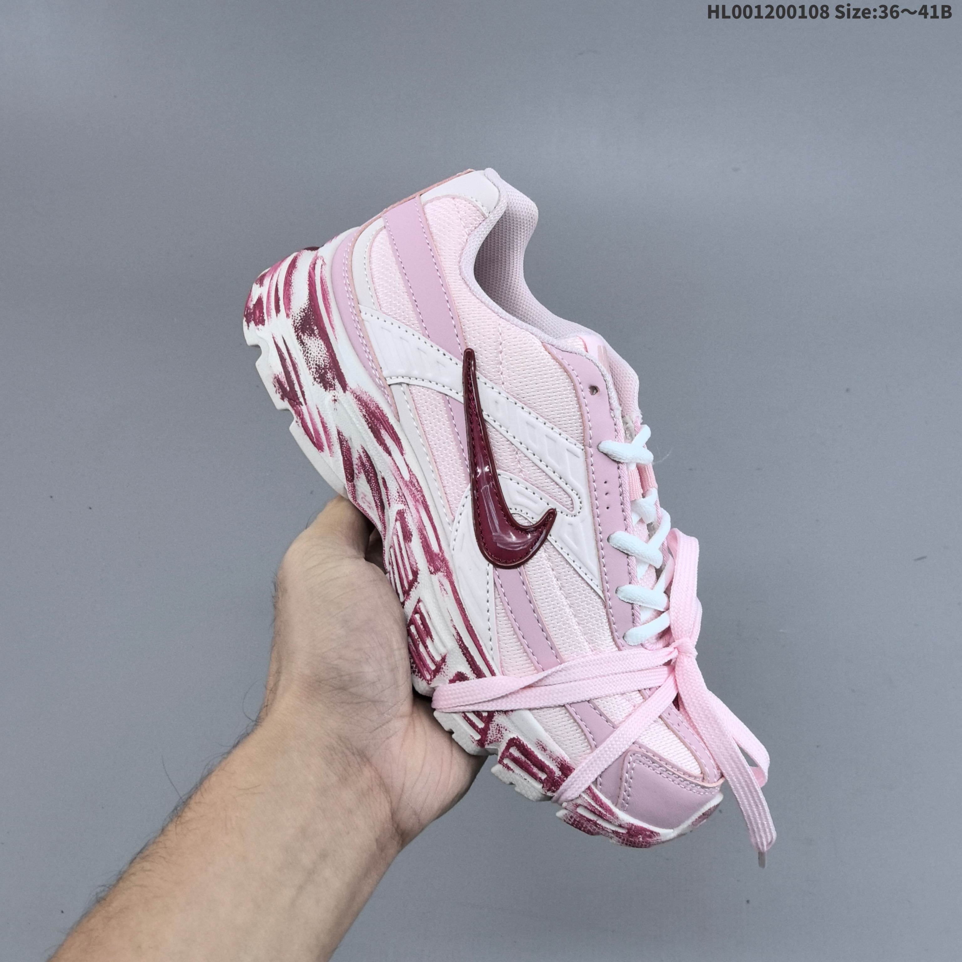 💰120
真标带半码
Nike Initiator Y2K 耐克 Y2K 低帮 粉冠莓莓 玖柒 粉色 男女同款 Y2K复古跑鞋潮流百搭防滑耐磨防水低邦休闲跑步鞋 该定制版球鞋选用原鞋Nike Initiatorj银色男女同款，此次设计推出"粉冠莓莓"主题鞋款。愿大家的生活有望穿秋水的期待，也会有意想不到的欣喜。这款鞋子以粉色配色为主，全粉的配色给人带来沉稳华丽的视觉效果，全粉配色是本次的亮点。质感十足。整体是大方简约的配色，颜色清新过渡自然。整体配色设计呼应主题。整体视觉效果十分饱满，颇具独特的潮流魅力。希望这个夏天大家都拥有无限好运。给人一种干净、利落的感觉。此鞋s四季可穿，非常百搭。
货号：FZ9020-100（2025.06发售）
尺码：36 36.5 37.5 38 38.5 39 40 40.5 41 HL001200108 Size:36～41B