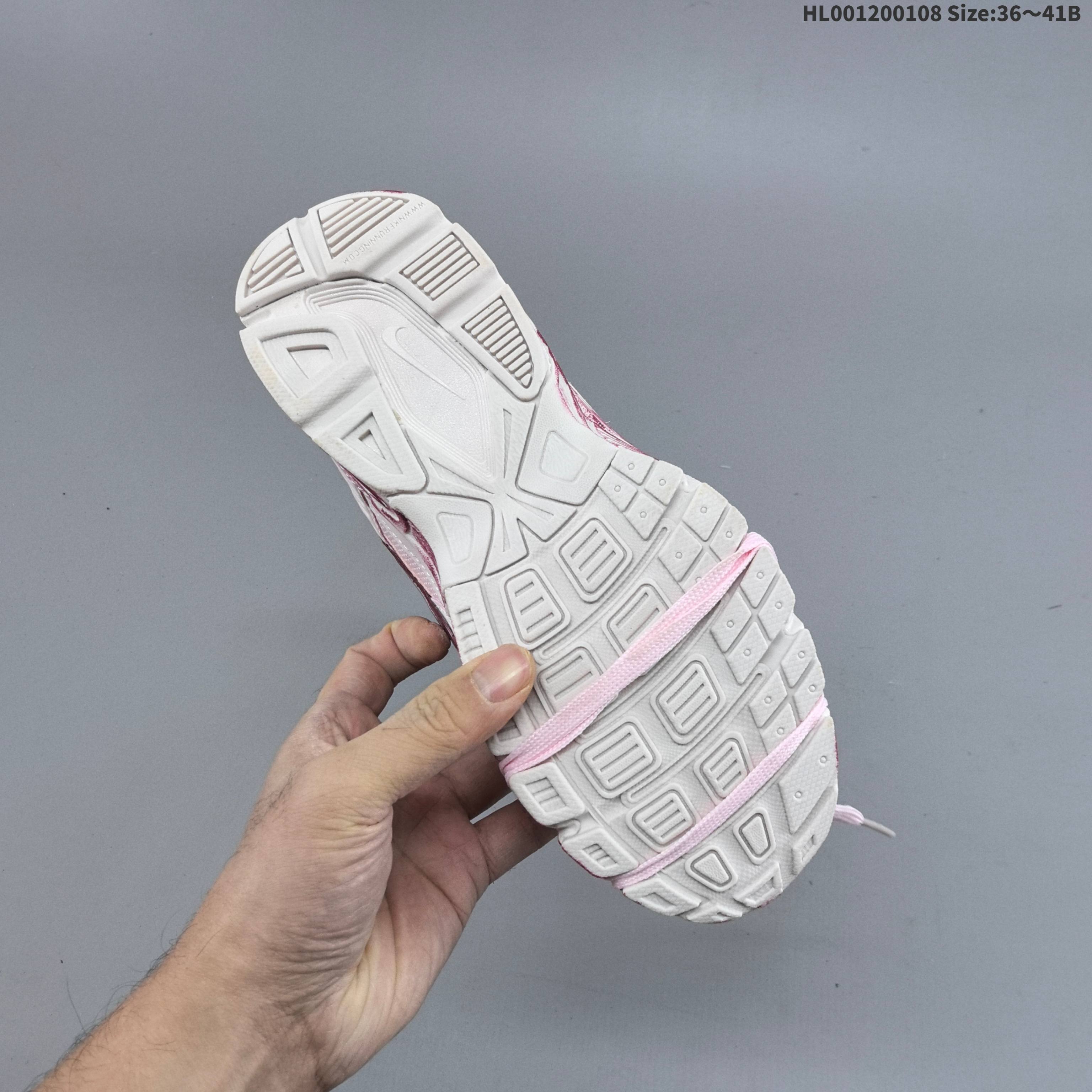 💰120
真标带半码
Nike Initiator Y2K 耐克 Y2K 低帮 粉冠莓莓 玖柒 粉色 男女同款 Y2K复古跑鞋潮流百搭防滑耐磨防水低邦休闲跑步鞋 该定制版球鞋选用原鞋Nike Initiatorj银色男女同款，此次设计推出"粉冠莓莓"主题鞋款。愿大家的生活有望穿秋水的期待，也会有意想不到的欣喜。这款鞋子以粉色配色为主，全粉的配色给人带来沉稳华丽的视觉效果，全粉配色是本次的亮点。质感十足。整体是大方简约的配色，颜色清新过渡自然。整体配色设计呼应主题。整体视觉效果十分饱满，颇具独特的潮流魅力。希望这个夏天大家都拥有无限好运。给人一种干净、利落的感觉。此鞋s四季可穿，非常百搭。
货号：FZ9020-100（2025.06发售）
尺码：36 36.5 37.5 38 38.5 39 40 40.5 41 HL001200108 Size:36～41B