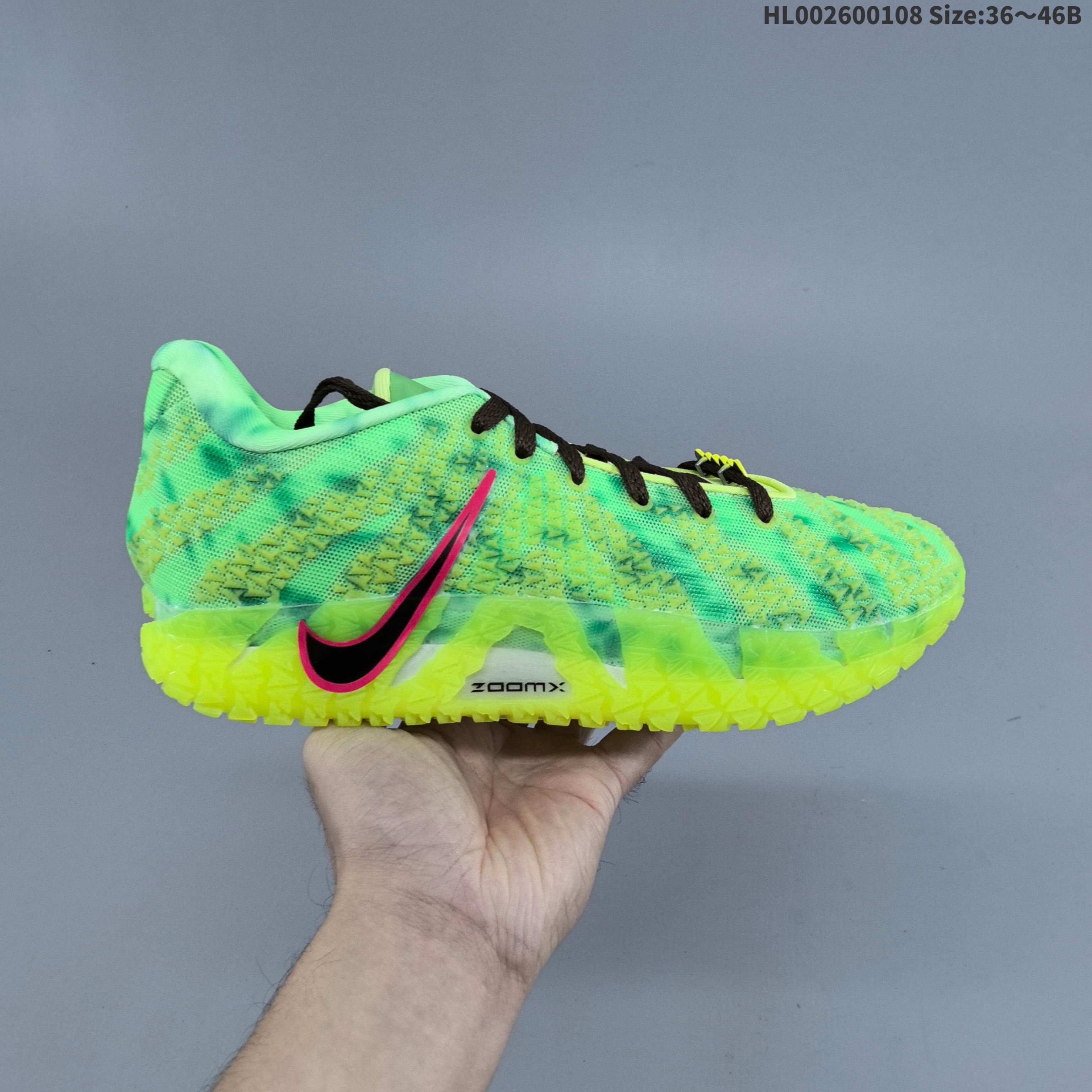 💰260
纯原版本
Nike Ja 3 "Spooky Season" 耐克 莫兰特3代 浅柠檬黄 轻盈舒适抓地低邦篮球鞋 这款新作以2023年首发的Ja 1 "Zombie"为灵感,在诡异主题上进行了升级,设计更为大胆。鞋面采用醒目的荧光绿搭配黏液绿鞋面,瞬间抓人眼球,侧面饰以锯齿状的黑色与粉色Swooshh Logo标志,而棕色鞋带及獠牙形状的鞋带扣,其上还拼出"Morant"字样,则带来惊悚气息。鞋面布满鳞片状骨骼纹理,并具有夜光效果,在黑暗中散发幽幽绿光,呼应鞋款的诡异主题;进一步强化诡异美学的,还有夜光外底和僵尸主题鞋垫。鞋垫上印有恐怖风格图案和涂鸦式的"Zombie"字样。鞋舌处,莫兰特的个人标志格外醒目,后跟则醒目地刺绣着他的球衣号码"Twelve"。这双鞋不仅"鬼"气十足,性能同样强悍:搭载ZoomXb缓震科技,提供爆发式的能量反馈,兼顾炫酷外形与实战功能。
货号:HV9923-700(2025.10.21发售)
尺码:39 40 40.5 41 42 42.5 43 44 44.5 45 46 HL002600108 Size:36~46B