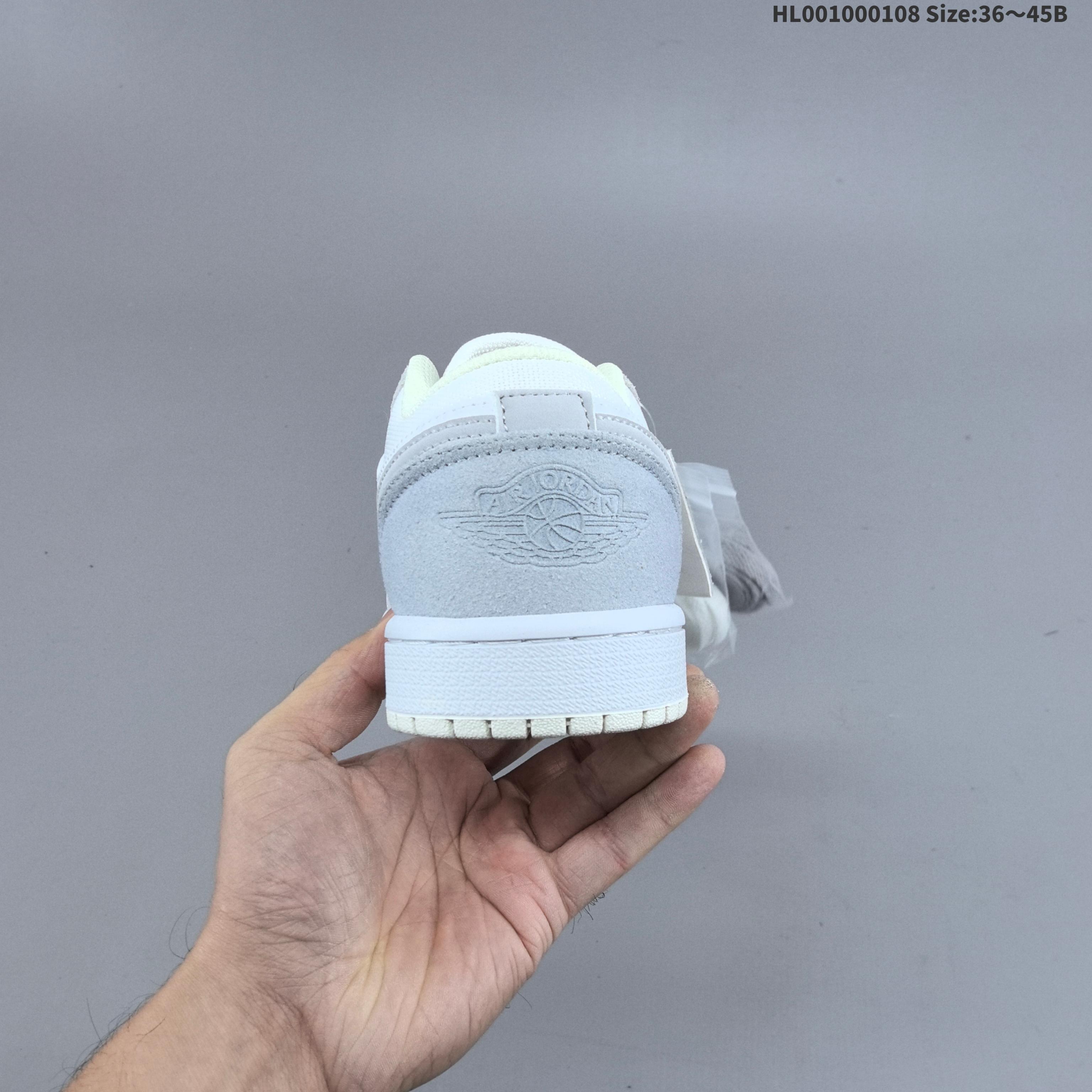 💰100
真标带半码
Air Jordan 1 Low "Paris" 低帮 小巴黎白灰 AJ1 乔丹1代 aj1 乔1 低邦 巴黎小迪奥 男女同款 乔丹篮球鞋系列 借着今年巴黎奥运会的势头，Air Jordan 1 Low "Paris"来袭！整双鞋在 Air Jordan 1 Low的鞋型基础上，将法国建筑风格融入鞋款设计；鞋款采用白色、天灰色和足球灰色为主色调，材质上，采用光面、荔枝纹、麂皮、磨砂皮等不同鞋面材质结合，既呈现极强的一体性，又兼顾了丰富的层次表现。鞋身两侧Swoosh Logo采用灰色皮革点缀，鞋舌位置点缀金色Jumpman Logo，在浅色衬托下，带来极为亮眼的视觉效果；后跟Wings Logod则以压印呈现，附赠专属皮革吊牌，整双鞋无不向外透漏着高级优雅二字。
货号：CV3043-100（2020.02.22发售）
尺码：36 36.5 37.5 38 38.5 39 40 40.5 41 42 42.5 43 44 44.5 45 HL001000108 Size:36～45B