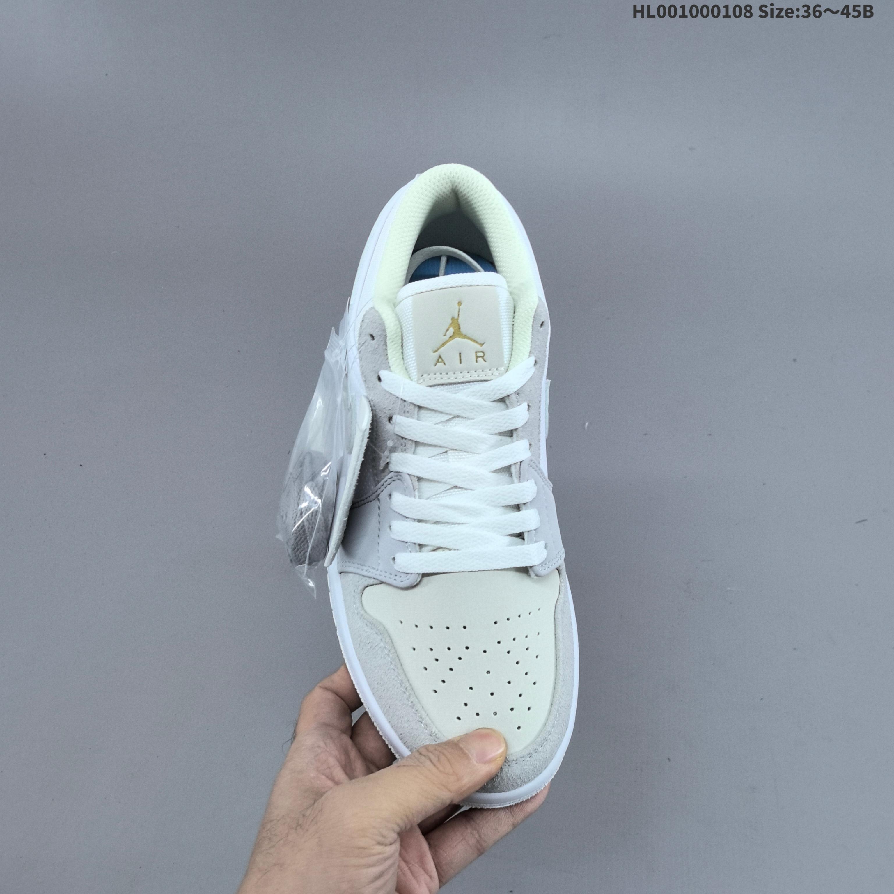 💰100
真标带半码
Air Jordan 1 Low "Paris" 低帮 小巴黎白灰 AJ1 乔丹1代 aj1 乔1 低邦 巴黎小迪奥 男女同款 乔丹篮球鞋系列 借着今年巴黎奥运会的势头，Air Jordan 1 Low "Paris"来袭！整双鞋在 Air Jordan 1 Low的鞋型基础上，将法国建筑风格融入鞋款设计；鞋款采用白色、天灰色和足球灰色为主色调，材质上，采用光面、荔枝纹、麂皮、磨砂皮等不同鞋面材质结合，既呈现极强的一体性，又兼顾了丰富的层次表现。鞋身两侧Swoosh Logo采用灰色皮革点缀，鞋舌位置点缀金色Jumpman Logo，在浅色衬托下，带来极为亮眼的视觉效果；后跟Wings Logod则以压印呈现，附赠专属皮革吊牌，整双鞋无不向外透漏着高级优雅二字。
货号：CV3043-100（2020.02.22发售）
尺码：36 36.5 37.5 38 38.5 39 40 40.5 41 42 42.5 43 44 44.5 45 HL001000108 Size:36～45B