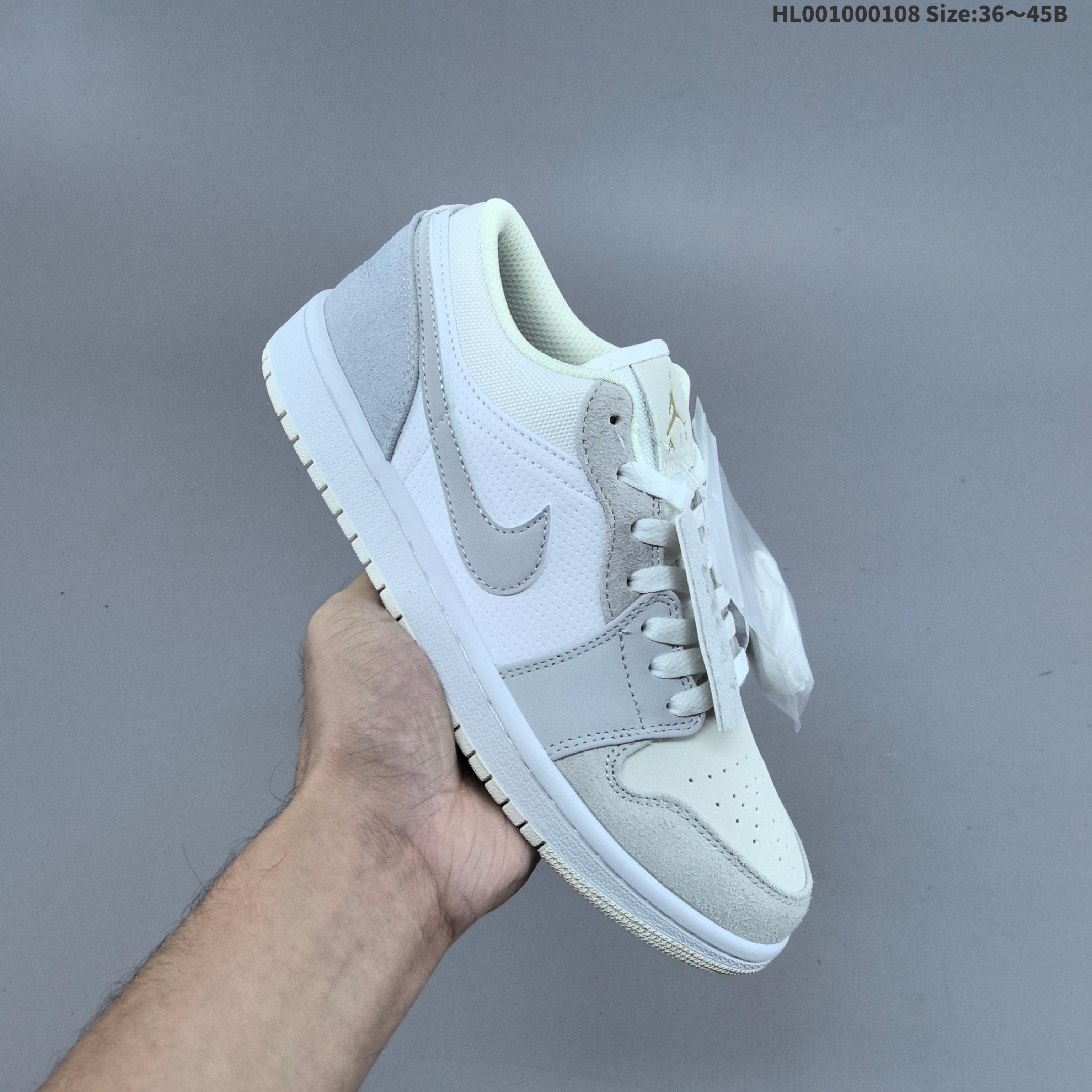 💰100
真标带半码
Air Jordan 1 Low "Paris" 低帮 小巴黎白灰 AJ1 乔丹1代 aj1 乔1 低邦 巴黎小迪奥 男女同款 乔丹篮球鞋系列 借着今年巴黎奥运会的势头，Air Jordan 1 Low "Paris"来袭！整双鞋在 Air Jordan 1 Low的鞋型基础上，将法国建筑风格融入鞋款设计；鞋款采用白色、天灰色和足球灰色为主色调，材质上，采用光面、荔枝纹、麂皮、磨砂皮等不同鞋面材质结合，既呈现极强的一体性，又兼顾了丰富的层次表现。鞋身两侧Swoosh Logo采用灰色皮革点缀，鞋舌位置点缀金色Jumpman Logo，在浅色衬托下，带来极为亮眼的视觉效果；后跟Wings Logod则以压印呈现，附赠专属皮革吊牌，整双鞋无不向外透漏着高级优雅二字。
货号：CV3043-100（2020.02.22发售）
尺码：36 36.5 37.5 38 38.5 39 40 40.5 41 42 42.5 43 44 44.5 45 HL001000108 Size:36～45B