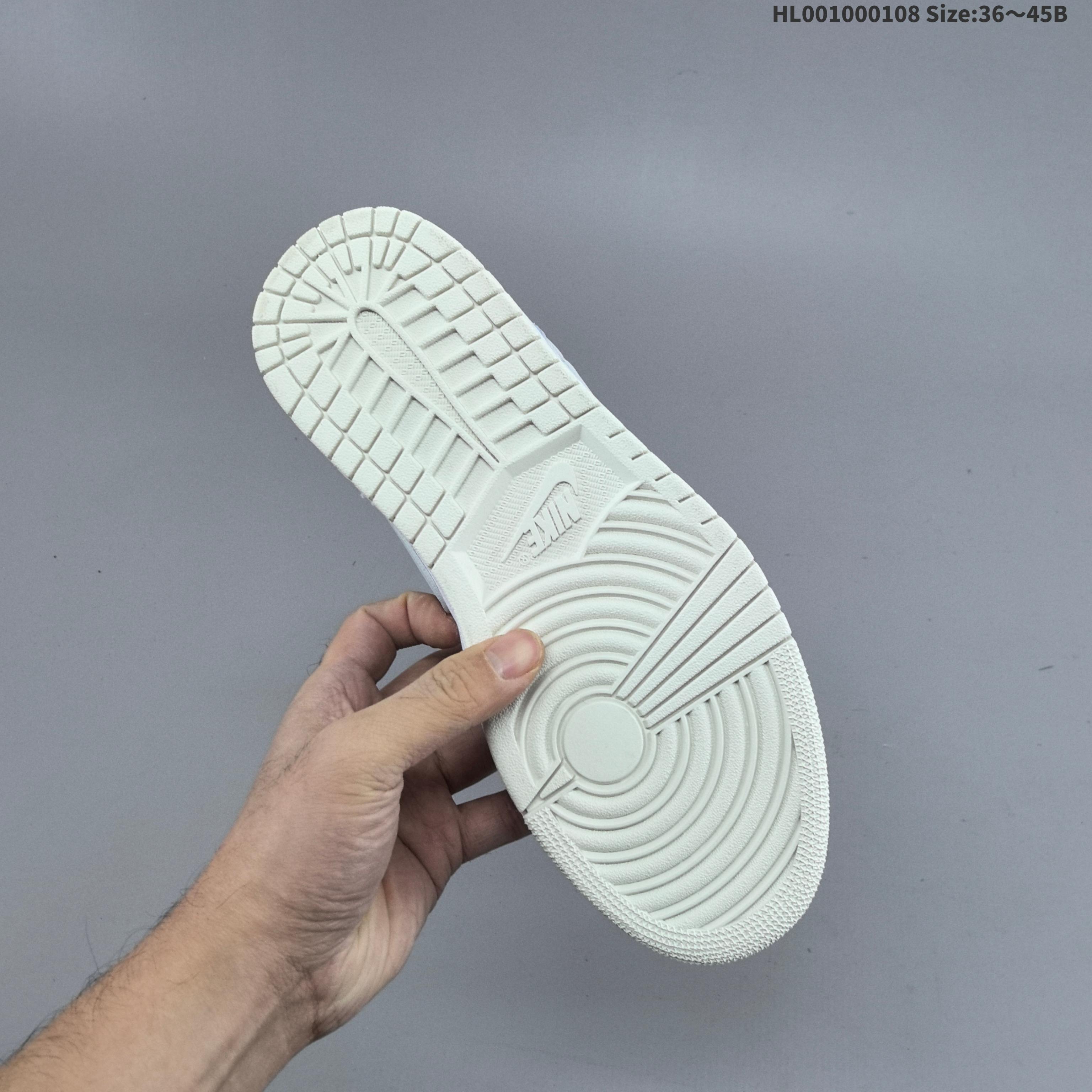 💰100
真标带半码
Air Jordan 1 Low "Paris" 低帮 小巴黎白灰 AJ1 乔丹1代 aj1 乔1 低邦 巴黎小迪奥 男女同款 乔丹篮球鞋系列 借着今年巴黎奥运会的势头，Air Jordan 1 Low "Paris"来袭！整双鞋在 Air Jordan 1 Low的鞋型基础上，将法国建筑风格融入鞋款设计；鞋款采用白色、天灰色和足球灰色为主色调，材质上，采用光面、荔枝纹、麂皮、磨砂皮等不同鞋面材质结合，既呈现极强的一体性，又兼顾了丰富的层次表现。鞋身两侧Swoosh Logo采用灰色皮革点缀，鞋舌位置点缀金色Jumpman Logo，在浅色衬托下，带来极为亮眼的视觉效果；后跟Wings Logod则以压印呈现，附赠专属皮革吊牌，整双鞋无不向外透漏着高级优雅二字。
货号：CV3043-100（2020.02.22发售）
尺码：36 36.5 37.5 38 38.5 39 40 40.5 41 42 42.5 43 44 44.5 45 HL001000108 Size:36～45B