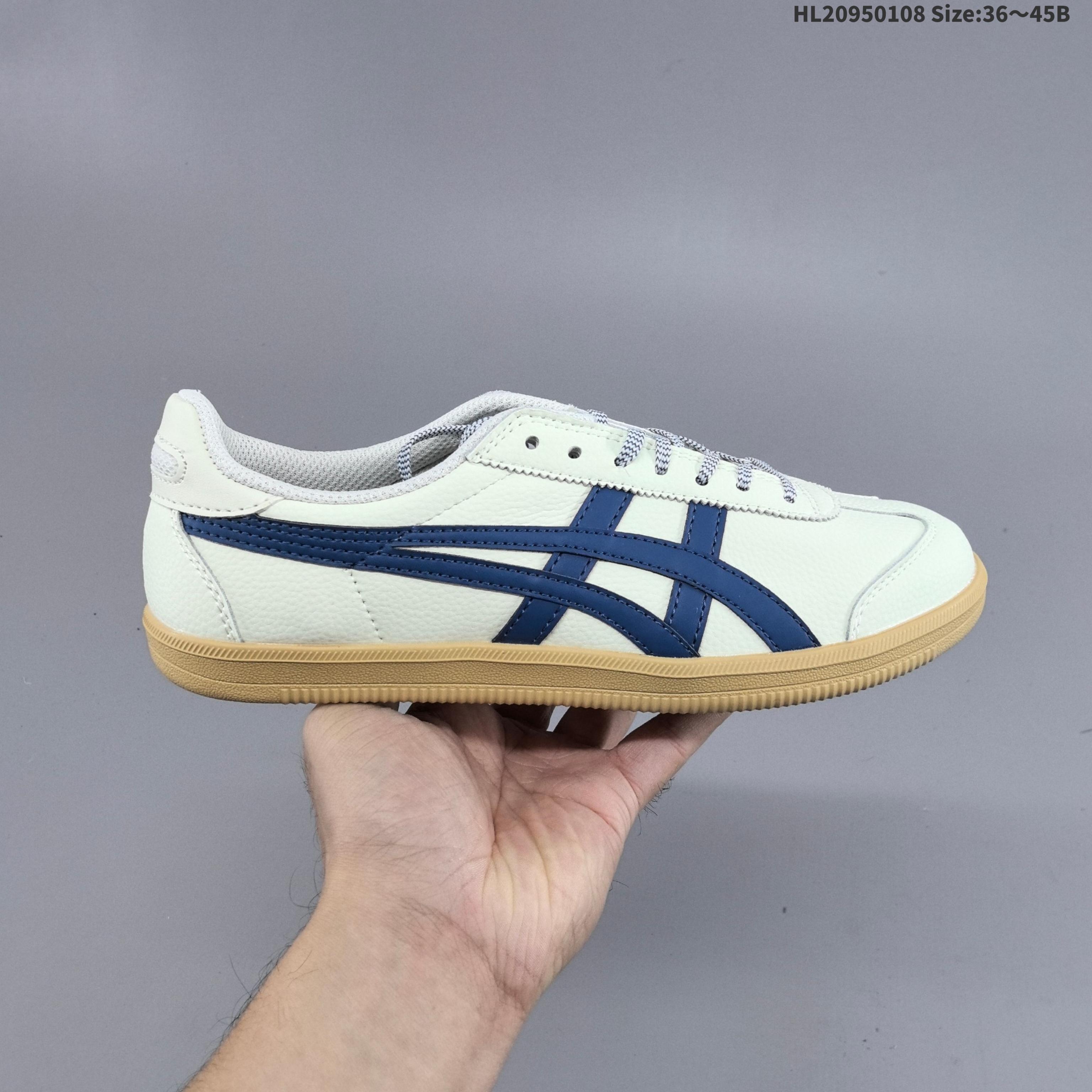 💰95
公司级✅Onitsuka Tiger Tokuten 
亚瑟士 复古低帮休闲跑鞋 实拍首发
TOKUTEN的灵感来源于80年代的室内用鞋
T-TOE前足补强设计 室内鞋的橡胶大底元素
复古经典 是TIGER拥趸追捧款
鞋跟 鞋舌处印有鬼塚虎特有的品牌logo标志
提升品牌的认知度 柔软内里材质 穿着更加舒适
改良后鞋底设计 更具防滑性
官方货号:1183B938-201
ID:HL20950108 Size:36～45B