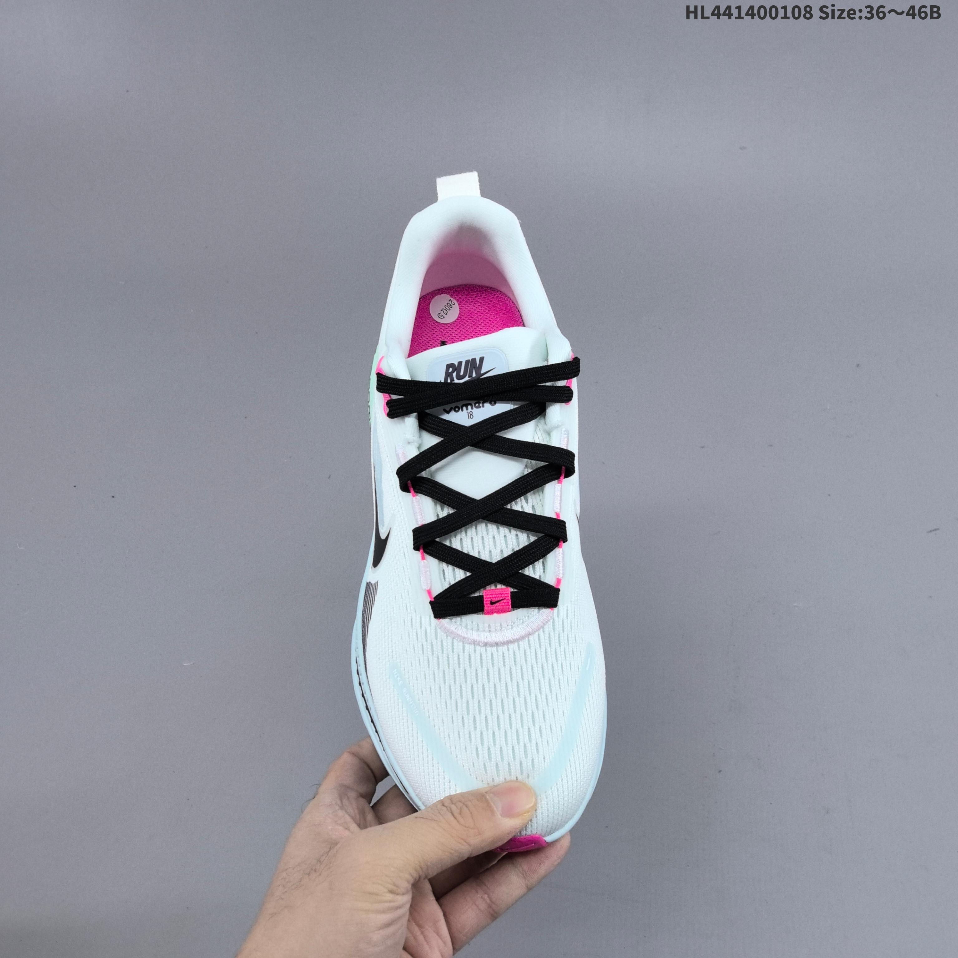💰140
【公司级】耐克 Nike Vomero 18 厚底增高老爹运动跑步鞋。全新 Vomero 提供比以往更多的緩衝效能以及該系列有史以來最高的鞋底高度，結合 Nike 的 ZoomX 和 ReactX 泡棉打造雙層緩衝設計，實現出色奔馳體驗。Vomero 18 在設計時，從舒適性和緩衝機能，到耐久性和風格等每個面向，都考量到男女性的意見分析和偏好。Nike 全新推出 Vomero 18，邀請所有跑者體驗非凡緩震和舒適腳感，為路跑鞋設下嶄新標準。優質版型是根據跑者的需求和精密分析而設計，巧妙平衡順暢腳感和柔軟度，塑造舒適至上的輕盈感受，適合所有性別。全新 Vomero 採用 ZoomX 全掌式泡棉，搭配鞋跟和前足的 ReactX 泡棉，為跑者帶來雙重緩震效果，締造出色邁步體驗。 協調的層疊泡棉提供比以往更多的緩衝效能，此版型的鞋底高度增加至 46 公釐，比上一代高出 6 公釐，創下 Vomero 系列新高。非凡緩震性能塑造理想的日常跑步體驗，從初次嘗試跑步的新手，到想要增加跑步里程的資深跑者，再到正在進行賽後恢復的選手，這款舒適柔軟的鞋款可為各種程度的運動員帶來全天候舒適腳感。「跑者們認為出色的緩震機能應該能帶來柔軟舒適的體驗，緩和足底與地面之間的衝擊力。
货号:  IM6676 104
编码:  HL441400108 Size:36～46B