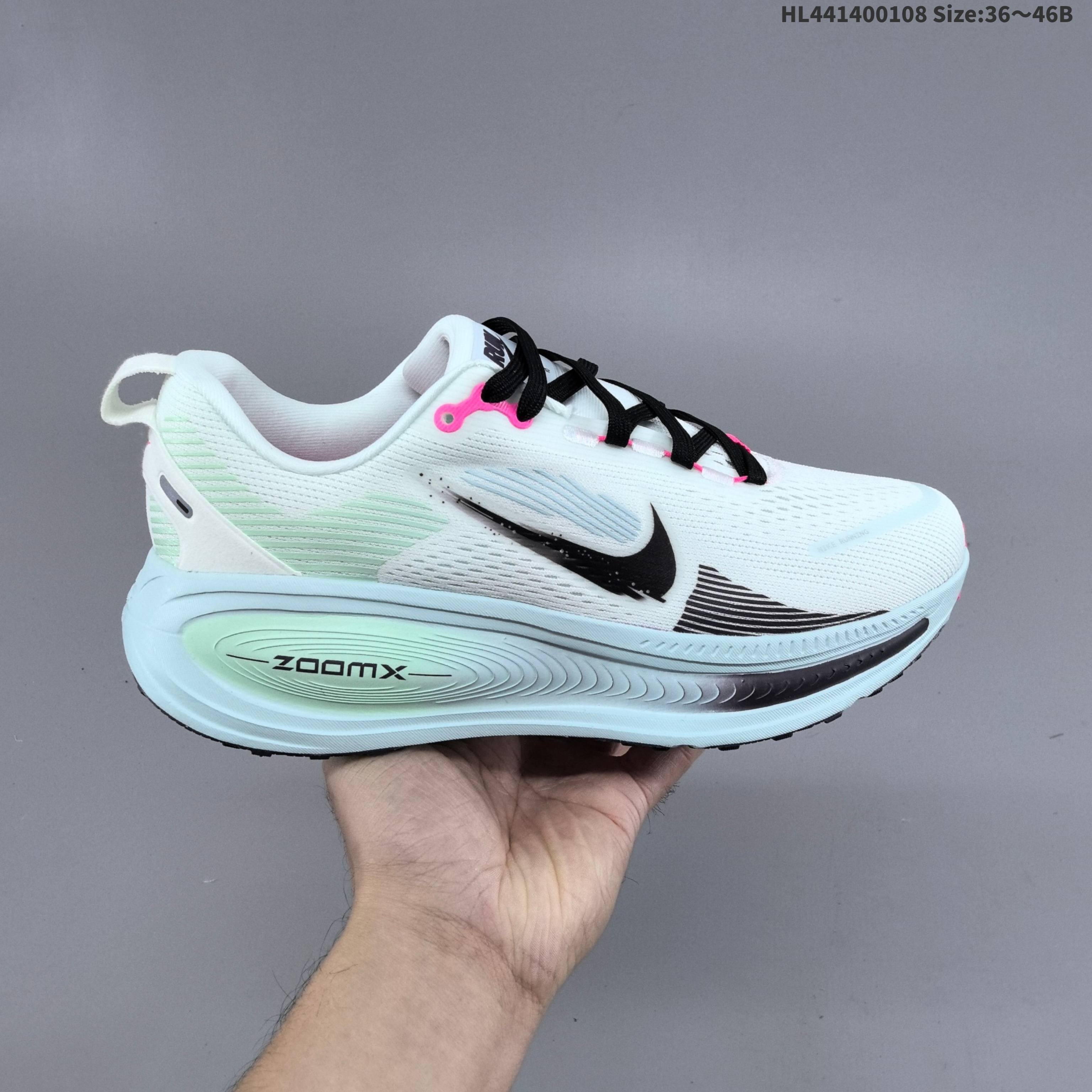 💰140
【公司级】耐克 Nike Vomero 18 厚底增高老爹运动跑步鞋。全新 Vomero 提供比以往更多的緩衝效能以及該系列有史以來最高的鞋底高度，結合 Nike 的 ZoomX 和 ReactX 泡棉打造雙層緩衝設計，實現出色奔馳體驗。Vomero 18 在設計時，從舒適性和緩衝機能，到耐久性和風格等每個面向，都考量到男女性的意見分析和偏好。Nike 全新推出 Vomero 18，邀請所有跑者體驗非凡緩震和舒適腳感，為路跑鞋設下嶄新標準。優質版型是根據跑者的需求和精密分析而設計，巧妙平衡順暢腳感和柔軟度，塑造舒適至上的輕盈感受，適合所有性別。全新 Vomero 採用 ZoomX 全掌式泡棉，搭配鞋跟和前足的 ReactX 泡棉，為跑者帶來雙重緩震效果，締造出色邁步體驗。 協調的層疊泡棉提供比以往更多的緩衝效能，此版型的鞋底高度增加至 46 公釐，比上一代高出 6 公釐，創下 Vomero 系列新高。非凡緩震性能塑造理想的日常跑步體驗，從初次嘗試跑步的新手，到想要增加跑步里程的資深跑者，再到正在進行賽後恢復的選手，這款舒適柔軟的鞋款可為各種程度的運動員帶來全天候舒適腳感。「跑者們認為出色的緩震機能應該能帶來柔軟舒適的體驗，緩和足底與地面之間的衝擊力。
货号:  IM6676 104
编码:  HL441400108 Size:36～46B