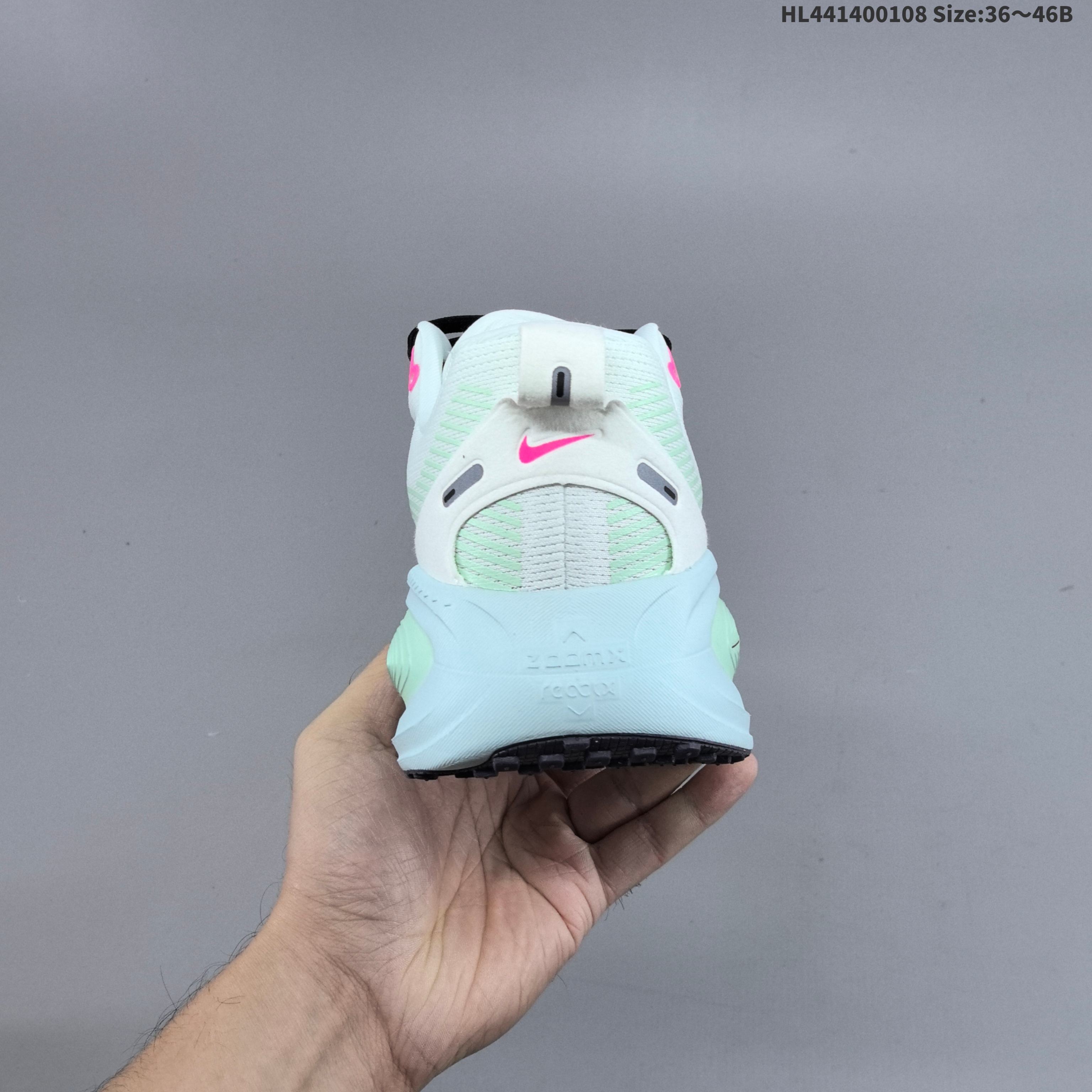 💰140
【公司级】耐克 Nike Vomero 18 厚底增高老爹运动跑步鞋。全新 Vomero 提供比以往更多的緩衝效能以及該系列有史以來最高的鞋底高度，結合 Nike 的 ZoomX 和 ReactX 泡棉打造雙層緩衝設計，實現出色奔馳體驗。Vomero 18 在設計時，從舒適性和緩衝機能，到耐久性和風格等每個面向，都考量到男女性的意見分析和偏好。Nike 全新推出 Vomero 18，邀請所有跑者體驗非凡緩震和舒適腳感，為路跑鞋設下嶄新標準。優質版型是根據跑者的需求和精密分析而設計，巧妙平衡順暢腳感和柔軟度，塑造舒適至上的輕盈感受，適合所有性別。全新 Vomero 採用 ZoomX 全掌式泡棉，搭配鞋跟和前足的 ReactX 泡棉，為跑者帶來雙重緩震效果，締造出色邁步體驗。 協調的層疊泡棉提供比以往更多的緩衝效能，此版型的鞋底高度增加至 46 公釐，比上一代高出 6 公釐，創下 Vomero 系列新高。非凡緩震性能塑造理想的日常跑步體驗，從初次嘗試跑步的新手，到想要增加跑步里程的資深跑者，再到正在進行賽後恢復的選手，這款舒適柔軟的鞋款可為各種程度的運動員帶來全天候舒適腳感。「跑者們認為出色的緩震機能應該能帶來柔軟舒適的體驗，緩和足底與地面之間的衝擊力。
货号:  IM6676 104
编码:  HL441400108 Size:36～46B