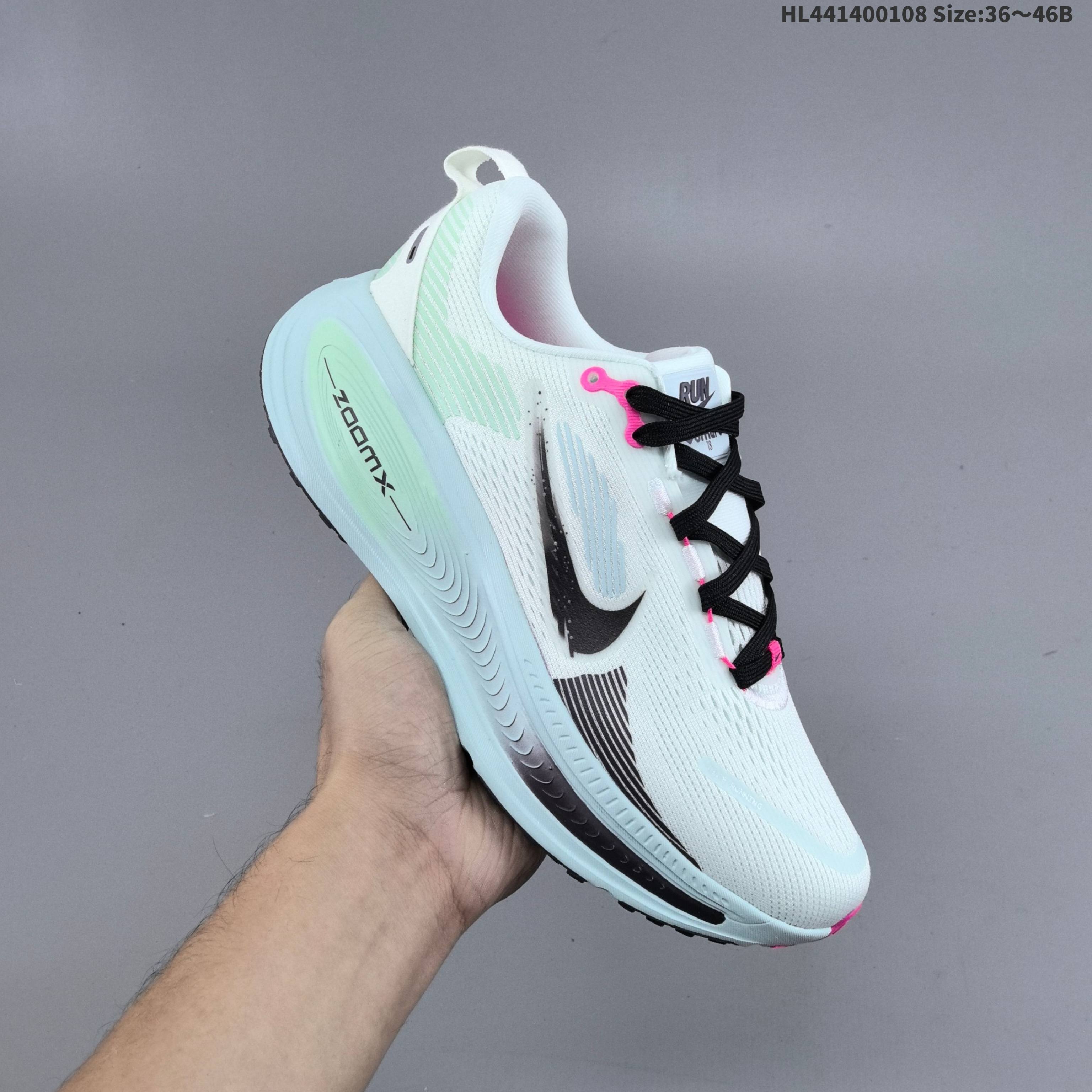 💰140
【公司级】耐克 Nike Vomero 18 厚底增高老爹运动跑步鞋。全新 Vomero 提供比以往更多的緩衝效能以及該系列有史以來最高的鞋底高度，結合 Nike 的 ZoomX 和 ReactX 泡棉打造雙層緩衝設計，實現出色奔馳體驗。Vomero 18 在設計時，從舒適性和緩衝機能，到耐久性和風格等每個面向，都考量到男女性的意見分析和偏好。Nike 全新推出 Vomero 18，邀請所有跑者體驗非凡緩震和舒適腳感，為路跑鞋設下嶄新標準。優質版型是根據跑者的需求和精密分析而設計，巧妙平衡順暢腳感和柔軟度，塑造舒適至上的輕盈感受，適合所有性別。全新 Vomero 採用 ZoomX 全掌式泡棉，搭配鞋跟和前足的 ReactX 泡棉，為跑者帶來雙重緩震效果，締造出色邁步體驗。 協調的層疊泡棉提供比以往更多的緩衝效能，此版型的鞋底高度增加至 46 公釐，比上一代高出 6 公釐，創下 Vomero 系列新高。非凡緩震性能塑造理想的日常跑步體驗，從初次嘗試跑步的新手，到想要增加跑步里程的資深跑者，再到正在進行賽後恢復的選手，這款舒適柔軟的鞋款可為各種程度的運動員帶來全天候舒適腳感。「跑者們認為出色的緩震機能應該能帶來柔軟舒適的體驗，緩和足底與地面之間的衝擊力。
货号:  IM6676 104
编码:  HL441400108 Size:36～46B