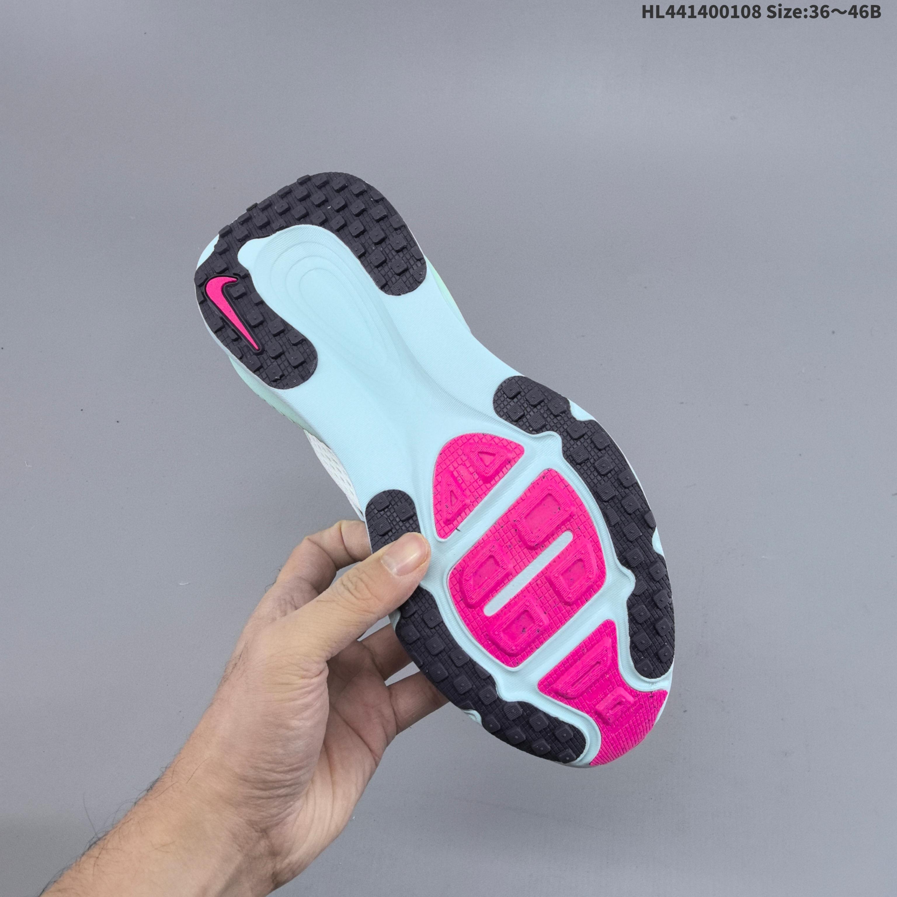 💰140
【公司级】耐克 Nike Vomero 18 厚底增高老爹运动跑步鞋。全新 Vomero 提供比以往更多的緩衝效能以及該系列有史以來最高的鞋底高度，結合 Nike 的 ZoomX 和 ReactX 泡棉打造雙層緩衝設計，實現出色奔馳體驗。Vomero 18 在設計時，從舒適性和緩衝機能，到耐久性和風格等每個面向，都考量到男女性的意見分析和偏好。Nike 全新推出 Vomero 18，邀請所有跑者體驗非凡緩震和舒適腳感，為路跑鞋設下嶄新標準。優質版型是根據跑者的需求和精密分析而設計，巧妙平衡順暢腳感和柔軟度，塑造舒適至上的輕盈感受，適合所有性別。全新 Vomero 採用 ZoomX 全掌式泡棉，搭配鞋跟和前足的 ReactX 泡棉，為跑者帶來雙重緩震效果，締造出色邁步體驗。 協調的層疊泡棉提供比以往更多的緩衝效能，此版型的鞋底高度增加至 46 公釐，比上一代高出 6 公釐，創下 Vomero 系列新高。非凡緩震性能塑造理想的日常跑步體驗，從初次嘗試跑步的新手，到想要增加跑步里程的資深跑者，再到正在進行賽後恢復的選手，這款舒適柔軟的鞋款可為各種程度的運動員帶來全天候舒適腳感。「跑者們認為出色的緩震機能應該能帶來柔軟舒適的體驗，緩和足底與地面之間的衝擊力。
货号:  IM6676 104
编码:  HL441400108 Size:36～46B