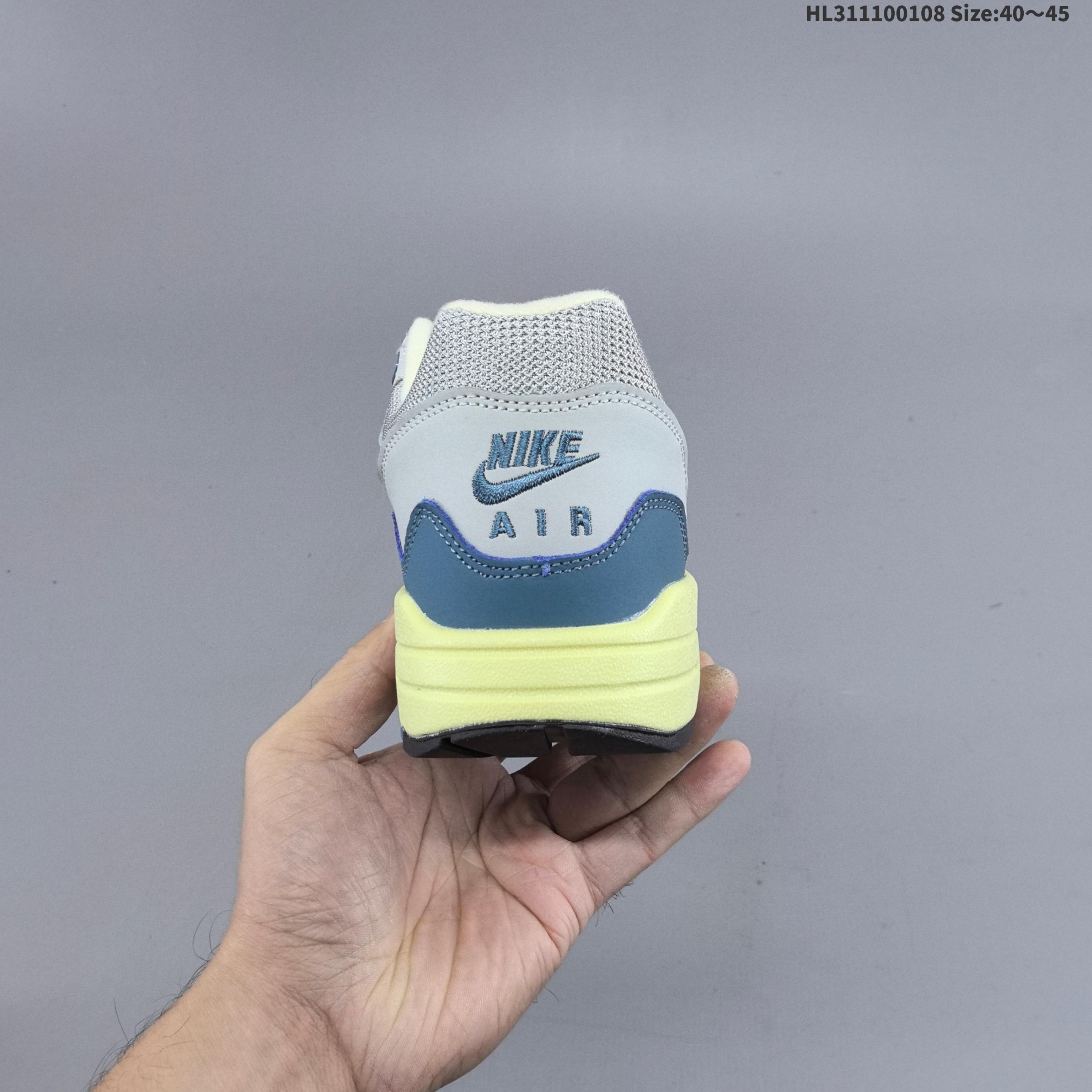 耐克 Nike Air Max 1/P 男女子运动鞋缓震慢跑鞋,由 Nike 与阿姆斯特丹服饰品牌 Patta 联袂打造,将你挚爱的经典外观与荷兰品牌的反叛精神巧妙糅合.鞋款采用挡泥片、透气网眼布和华美皮革缀以波纹图案,搭载曾为运动鞋界带来锐意变革的可视 Air 缓震配置,焕新演绎传奇跑步鞋款设计.网眼布鞋面搭配皮革覆面,塑就非凡透气性,彰显出众细节设计,皮革挡泥片搭配革新“波纹”图案,增强耐穿性和支撑效果,塑就动态魅力,泡绵中底搭配 Max Air 缓震配置,赋予足底透气缓震性能,缔造舒适耐穿体验,橡胶底纹,铸就非凡抓地力,鞋舌和鞋垫饰有 PATTA 品牌标志,迷你耐克勾勾标志. 货号:DH1348-100 编码:HL311100108