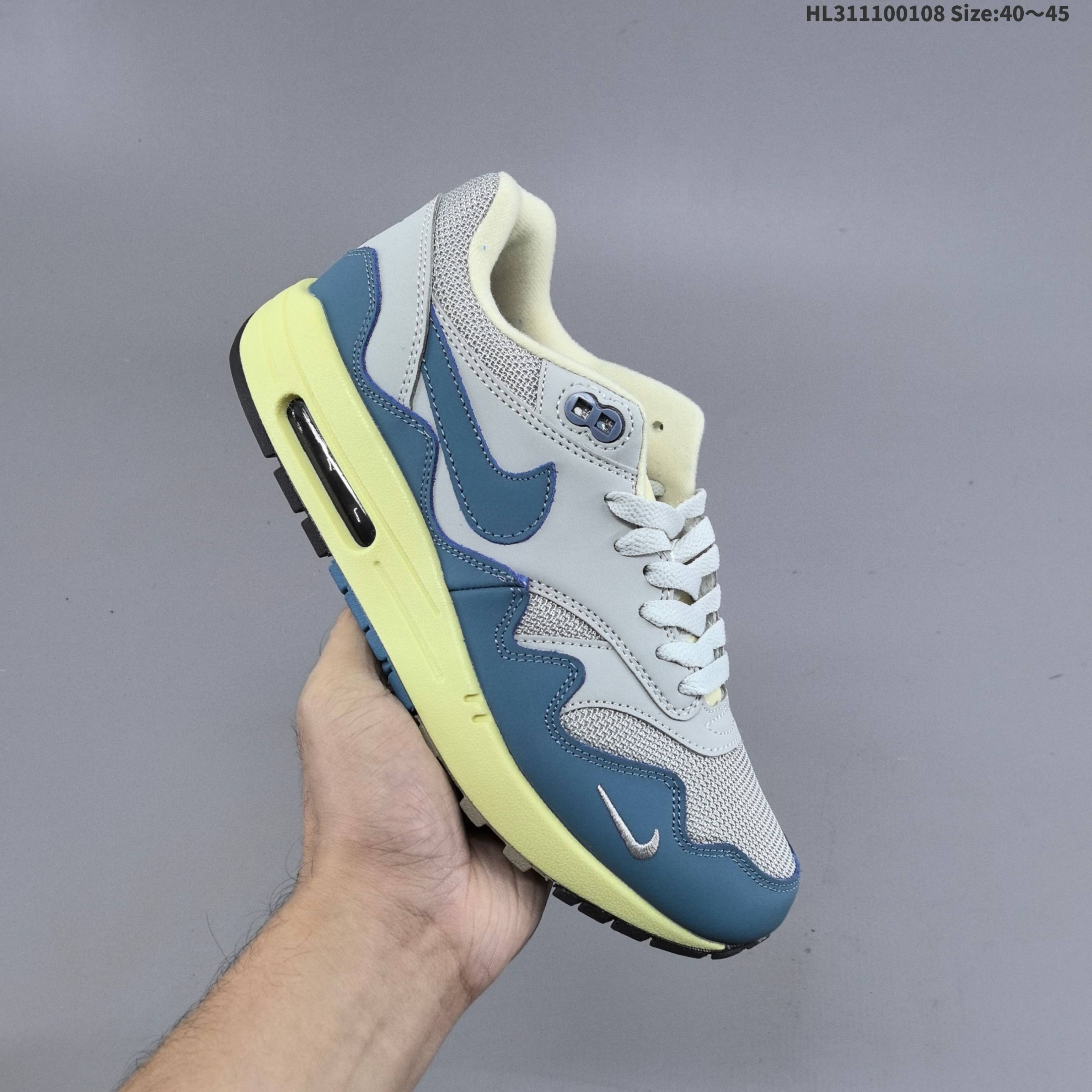 耐克 Nike Air Max 1/P 男女子运动鞋缓震慢跑鞋,由 Nike 与阿姆斯特丹服饰品牌 Patta 联袂打造,将你挚爱的经典外观与荷兰品牌的反叛精神巧妙糅合.鞋款采用挡泥片、透气网眼布和华美皮革缀以波纹图案,搭载曾为运动鞋界带来锐意变革的可视 Air 缓震配置,焕新演绎传奇跑步鞋款设计.网眼布鞋面搭配皮革覆面,塑就非凡透气性,彰显出众细节设计,皮革挡泥片搭配革新“波纹”图案,增强耐穿性和支撑效果,塑就动态魅力,泡绵中底搭配 Max Air 缓震配置,赋予足底透气缓震性能,缔造舒适耐穿体验,橡胶底纹,铸就非凡抓地力,鞋舌和鞋垫饰有 PATTA 品牌标志,迷你耐克勾勾标志. 货号:DH1348-100 编码:HL311100108