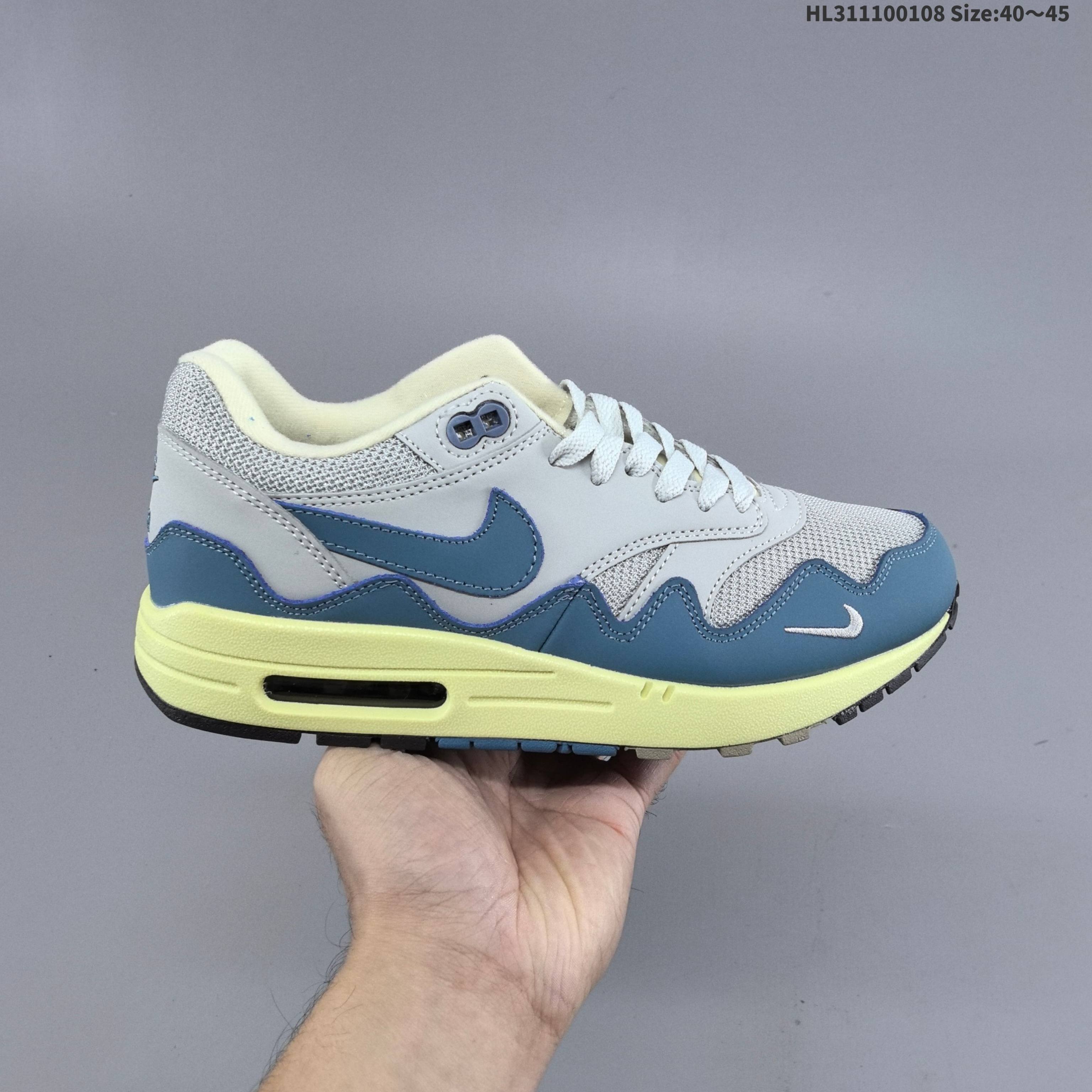 集合💰110
耐克 Nike Air Max 1/P 男女子运动鞋缓震慢跑鞋，由 Nike 与阿姆斯特丹服饰品牌 Patta 联袂打造，将你挚爱的经典外观与荷兰品牌的反叛精神巧妙糅合。鞋款采用挡泥片、透气网眼布和华美皮革缀以波纹图案，搭载曾为运动鞋界带来锐意变革的可视 Air 缓震配置，焕新演绎传奇跑步鞋款设计。网眼布鞋面搭配皮革覆面，塑就非凡透气性，彰显出众细节设计，皮革挡泥片搭配革新“波纹”图案，增强耐穿性和支撑效果，塑就动态魅力，泡绵中底搭配 Max Air 缓震配置，赋予足底透气缓震性能，缔造舒适耐穿体验，橡胶底纹，铸就非凡抓地力，鞋舌和鞋垫饰有 PATTA 品牌标志，迷你耐克勾勾标志。
货号：DH1348-100
编码：HL311100108 Size:40～45