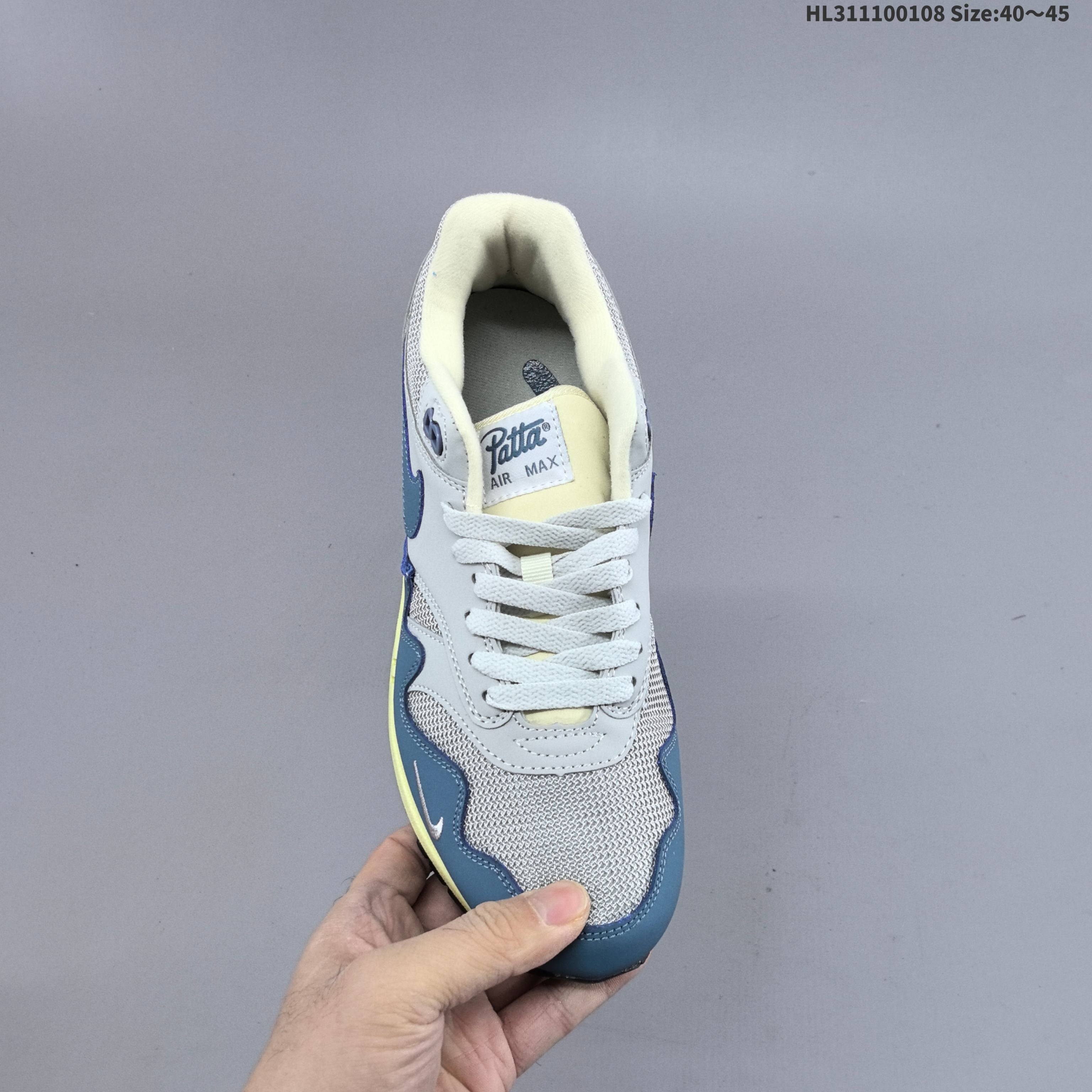 耐克 Nike Air Max 1/P 男女子运动鞋缓震慢跑鞋,由 Nike 与阿姆斯特丹服饰品牌 Patta 联袂打造,将你挚爱的经典外观与荷兰品牌的反叛精神巧妙糅合.鞋款采用挡泥片、透气网眼布和华美皮革缀以波纹图案,搭载曾为运动鞋界带来锐意变革的可视 Air 缓震配置,焕新演绎传奇跑步鞋款设计.网眼布鞋面搭配皮革覆面,塑就非凡透气性,彰显出众细节设计,皮革挡泥片搭配革新“波纹”图案,增强耐穿性和支撑效果,塑就动态魅力,泡绵中底搭配 Max Air 缓震配置,赋予足底透气缓震性能,缔造舒适耐穿体验,橡胶底纹,铸就非凡抓地力,鞋舌和鞋垫饰有 PATTA 品牌标志,迷你耐克勾勾标志. 货号:DH1348-100 编码:HL311100108
