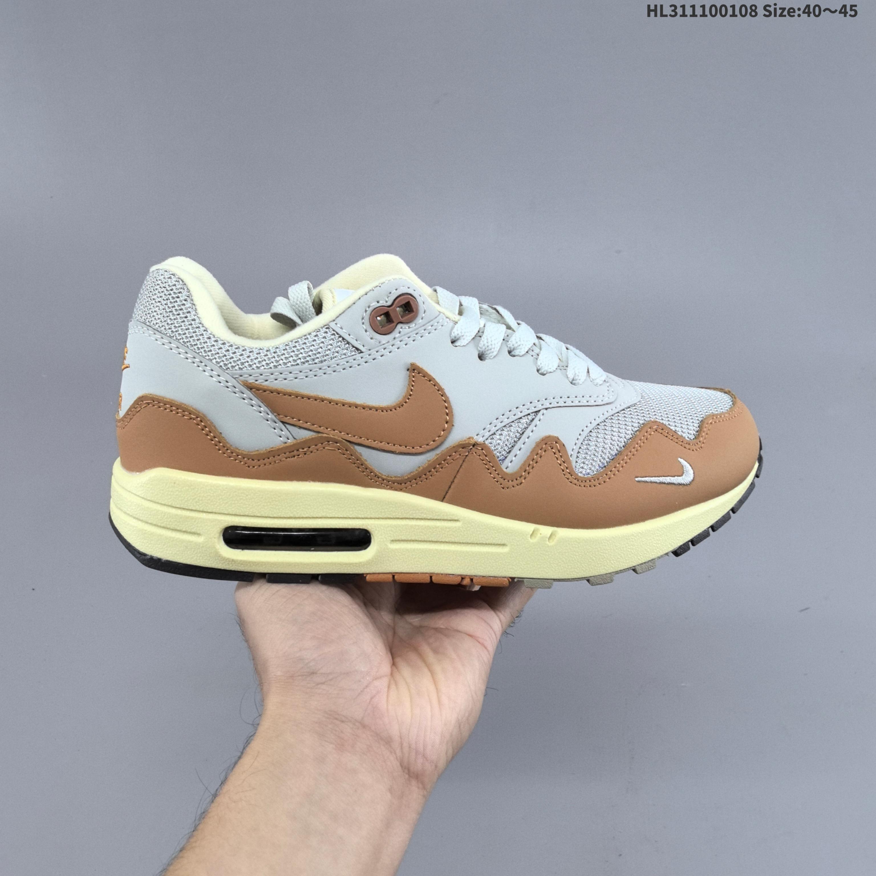 集合💰110
耐克 Nike Air Max 1/P 男女子运动鞋缓震慢跑鞋，由 Nike 与阿姆斯特丹服饰品牌 Patta 联袂打造，将你挚爱的经典外观与荷兰品牌的反叛精神巧妙糅合。鞋款采用挡泥片、透气网眼布和华美皮革缀以波纹图案，搭载曾为运动鞋界带来锐意变革的可视 Air 缓震配置，焕新演绎传奇跑步鞋款设计。网眼布鞋面搭配皮革覆面，塑就非凡透气性，彰显出众细节设计，皮革挡泥片搭配革新“波纹”图案，增强耐穿性和支撑效果，塑就动态魅力，泡绵中底搭配 Max Air 缓震配置，赋予足底透气缓震性能，缔造舒适耐穿体验，橡胶底纹，铸就非凡抓地力，鞋舌和鞋垫饰有 PATTA 品牌标志，迷你耐克勾勾标志。
货号：DH1348-100
编码：HL311100108 Size:40～45