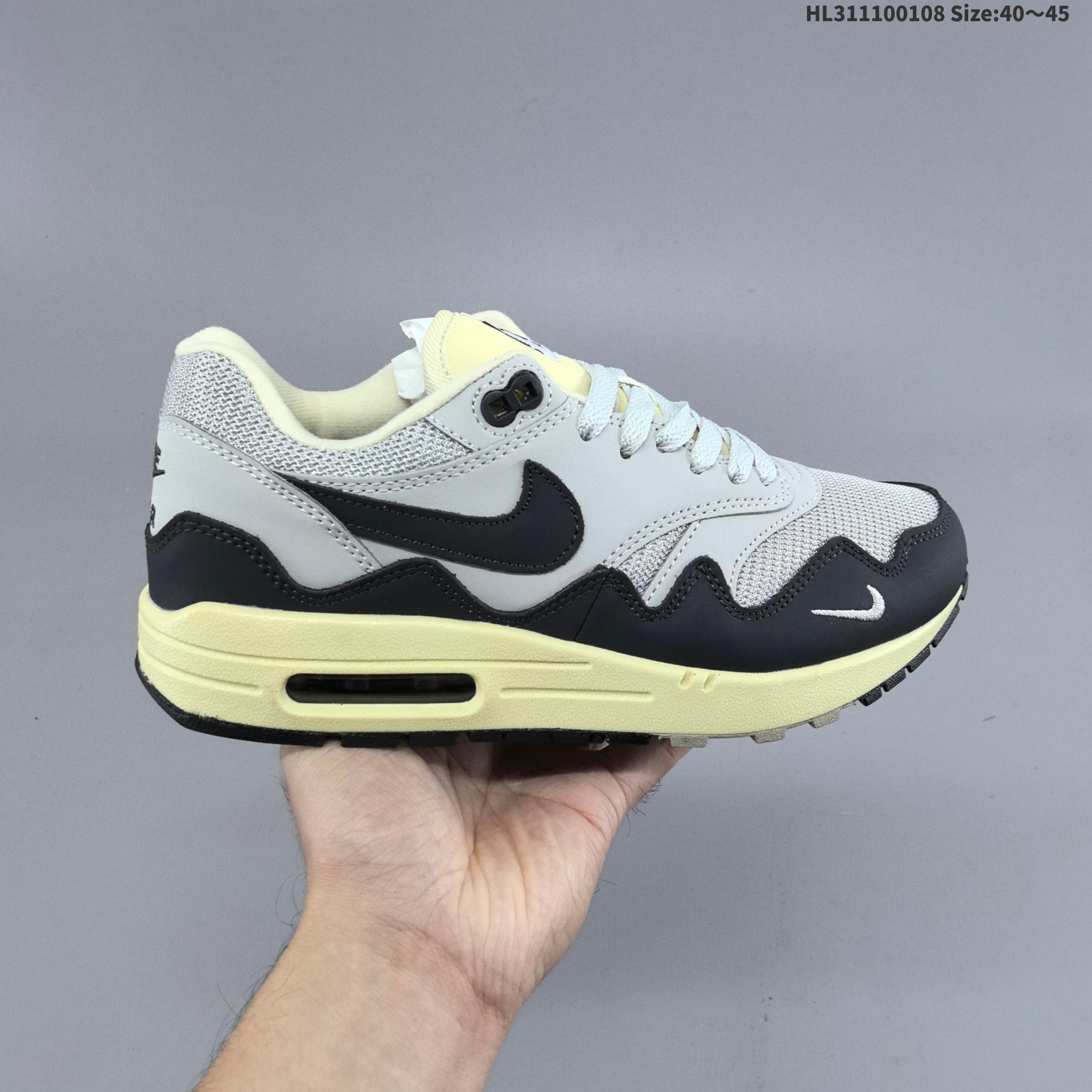 集合💰110
耐克 Nike Air Max 1/P 男女子运动鞋缓震慢跑鞋，由 Nike 与阿姆斯特丹服饰品牌 Patta 联袂打造，将你挚爱的经典外观与荷兰品牌的反叛精神巧妙糅合。鞋款采用挡泥片、透气网眼布和华美皮革缀以波纹图案，搭载曾为运动鞋界带来锐意变革的可视 Air 缓震配置，焕新演绎传奇跑步鞋款设计。网眼布鞋面搭配皮革覆面，塑就非凡透气性，彰显出众细节设计，皮革挡泥片搭配革新“波纹”图案，增强耐穿性和支撑效果，塑就动态魅力，泡绵中底搭配 Max Air 缓震配置，赋予足底透气缓震性能，缔造舒适耐穿体验，橡胶底纹，铸就非凡抓地力，鞋舌和鞋垫饰有 PATTA 品牌标志，迷你耐克勾勾标志。
货号：DH1348-100
编码：HL311100108 Size:40～45