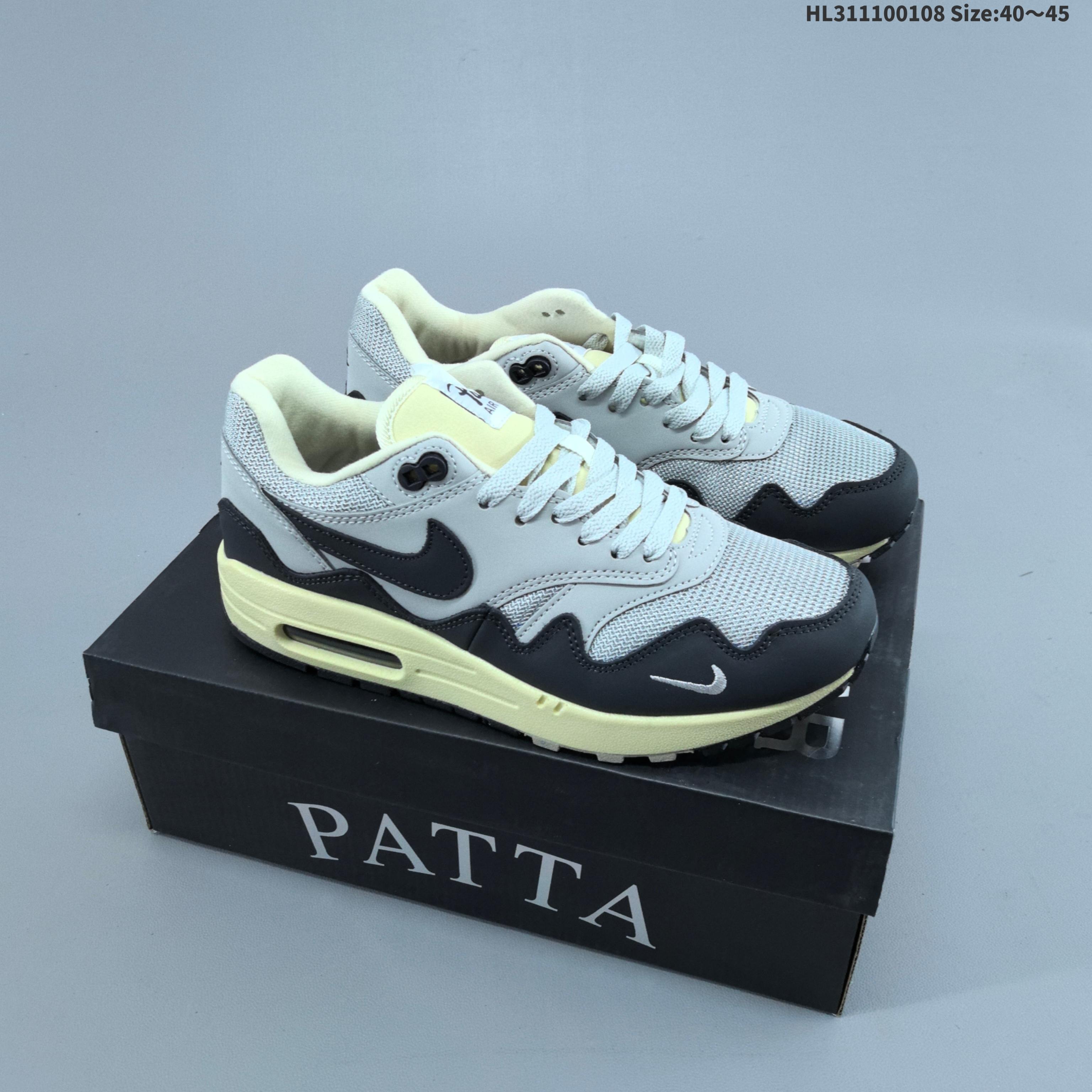 集合 耐克 Nike Air Max 1/P 男女子运动鞋缓震慢跑鞋,由 Nike 与阿姆斯特丹服饰品牌 Patta 联袂打造,将你挚爱的经典外观与荷兰品牌的反叛精神巧妙糅合.鞋款采用挡泥片、透气网眼布和华美皮革缀以波纹图案,搭载曾为运动鞋界带来锐意变革的可视 Air 缓震配置,焕新演绎传奇跑步鞋款设计.网眼布鞋面搭配皮革覆面,塑就非凡透气性,彰显出众细节设计,皮革挡泥片搭配革新“波纹”图案,增强耐穿性和支撑效果,塑就动态魅力,泡绵中底搭配 Max Air 缓震配置,赋予足底透气缓震性能,缔造舒适耐穿体验,橡胶底纹,铸就非凡抓地力,鞋舌和鞋垫饰有 PATTA 品牌标志,迷你耐克勾勾标志. 货号:DH1348-100 编码:HL311100108