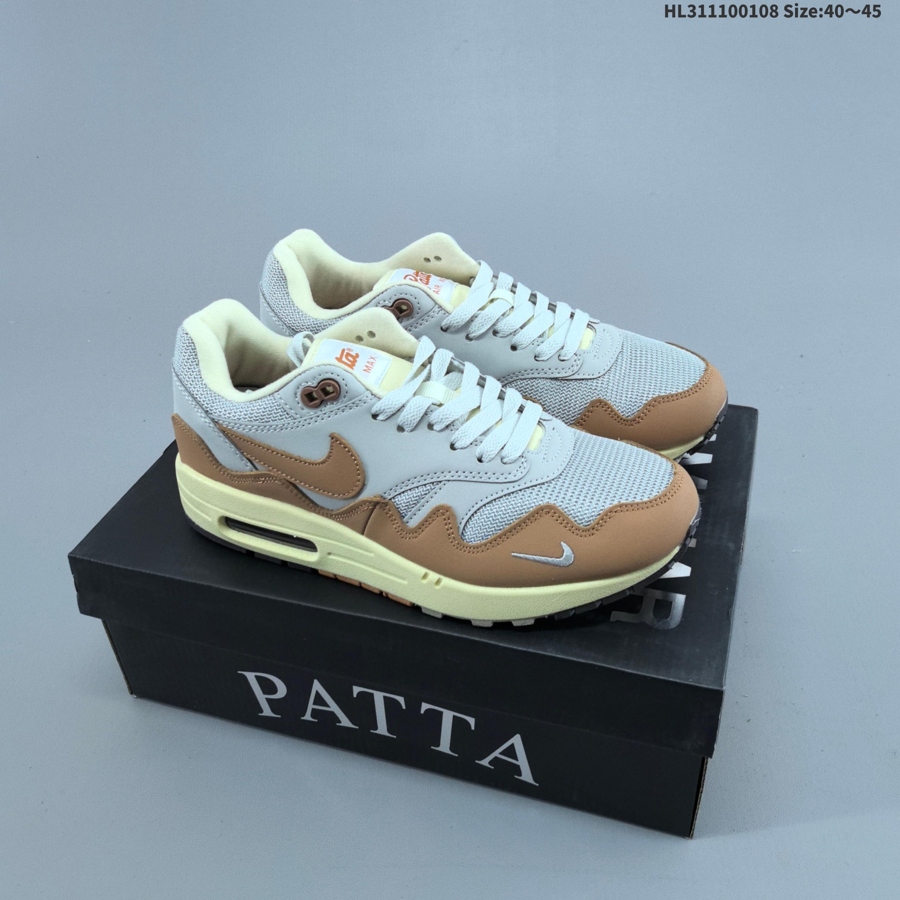 集合 耐克 Nike Air Max 1/P 男女子运动鞋缓震慢跑鞋,由 Nike 与阿姆斯特丹服饰品牌 Patta 联袂打造,将你挚爱的经典外观与荷兰品牌的反叛精神巧妙糅合.鞋款采用挡泥片、透气网眼布和华美皮革缀以波纹图案,搭载曾为运动鞋界带来锐意变革的可视 Air 缓震配置,焕新演绎传奇跑步鞋款设计.网眼布鞋面搭配皮革覆面,塑就非凡透气性,彰显出众细节设计,皮革挡泥片搭配革新“波纹”图案,增强耐穿性和支撑效果,塑就动态魅力,泡绵中底搭配 Max Air 缓震配置,赋予足底透气缓震性能,缔造舒适耐穿体验,橡胶底纹,铸就非凡抓地力,鞋舌和鞋垫饰有 PATTA 品牌标志,迷你耐克勾勾标志. 货号:DH1348-100 编码:HL311100108