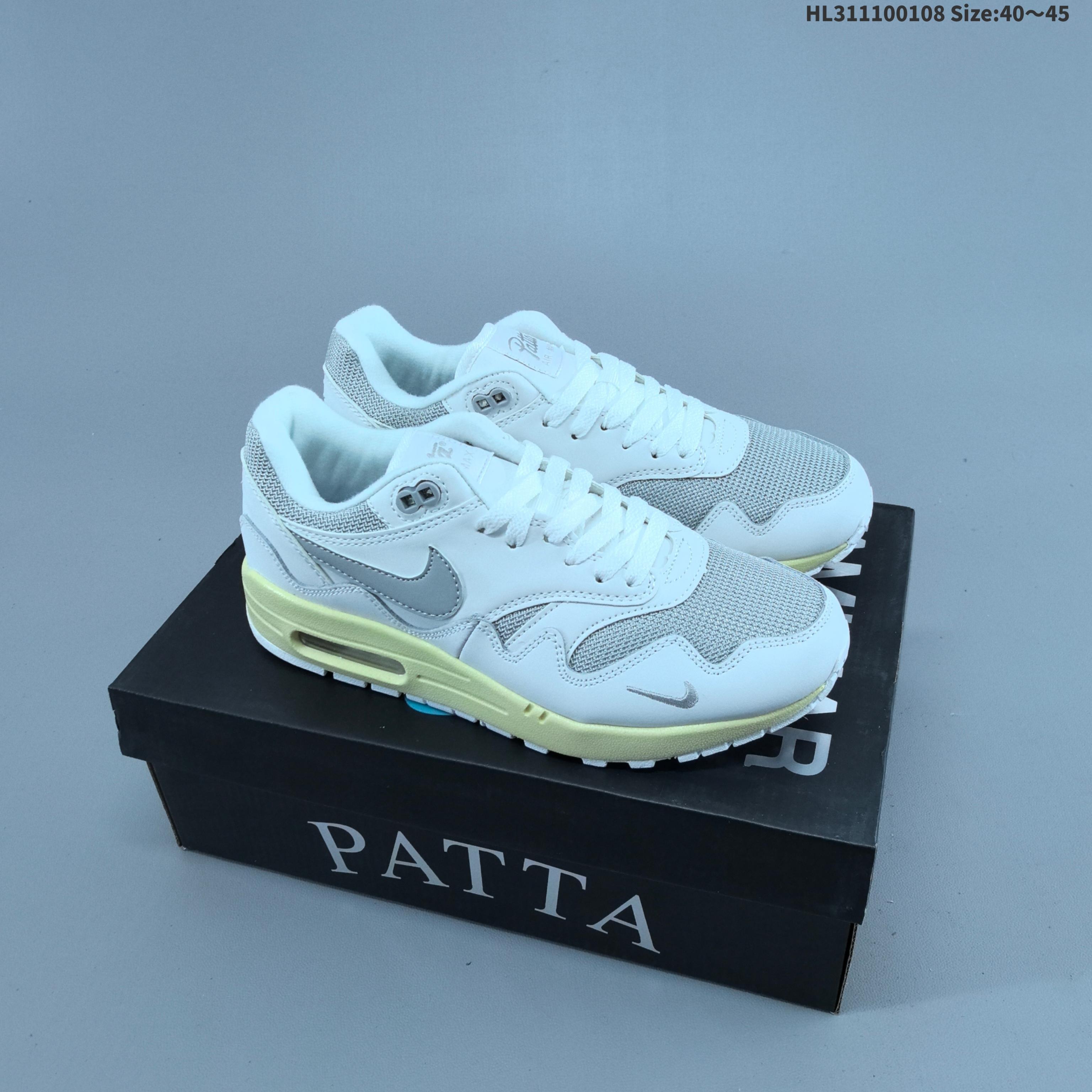 集合 耐克 Nike Air Max 1/P 男女子运动鞋缓震慢跑鞋,由 Nike 与阿姆斯特丹服饰品牌 Patta 联袂打造,将你挚爱的经典外观与荷兰品牌的反叛精神巧妙糅合.鞋款采用挡泥片、透气网眼布和华美皮革缀以波纹图案,搭载曾为运动鞋界带来锐意变革的可视 Air 缓震配置,焕新演绎传奇跑步鞋款设计.网眼布鞋面搭配皮革覆面,塑就非凡透气性,彰显出众细节设计,皮革挡泥片搭配革新“波纹”图案,增强耐穿性和支撑效果,塑就动态魅力,泡绵中底搭配 Max Air 缓震配置,赋予足底透气缓震性能,缔造舒适耐穿体验,橡胶底纹,铸就非凡抓地力,鞋舌和鞋垫饰有 PATTA 品牌标志,迷你耐克勾勾标志. 货号:DH1348-100 编码:HL311100108