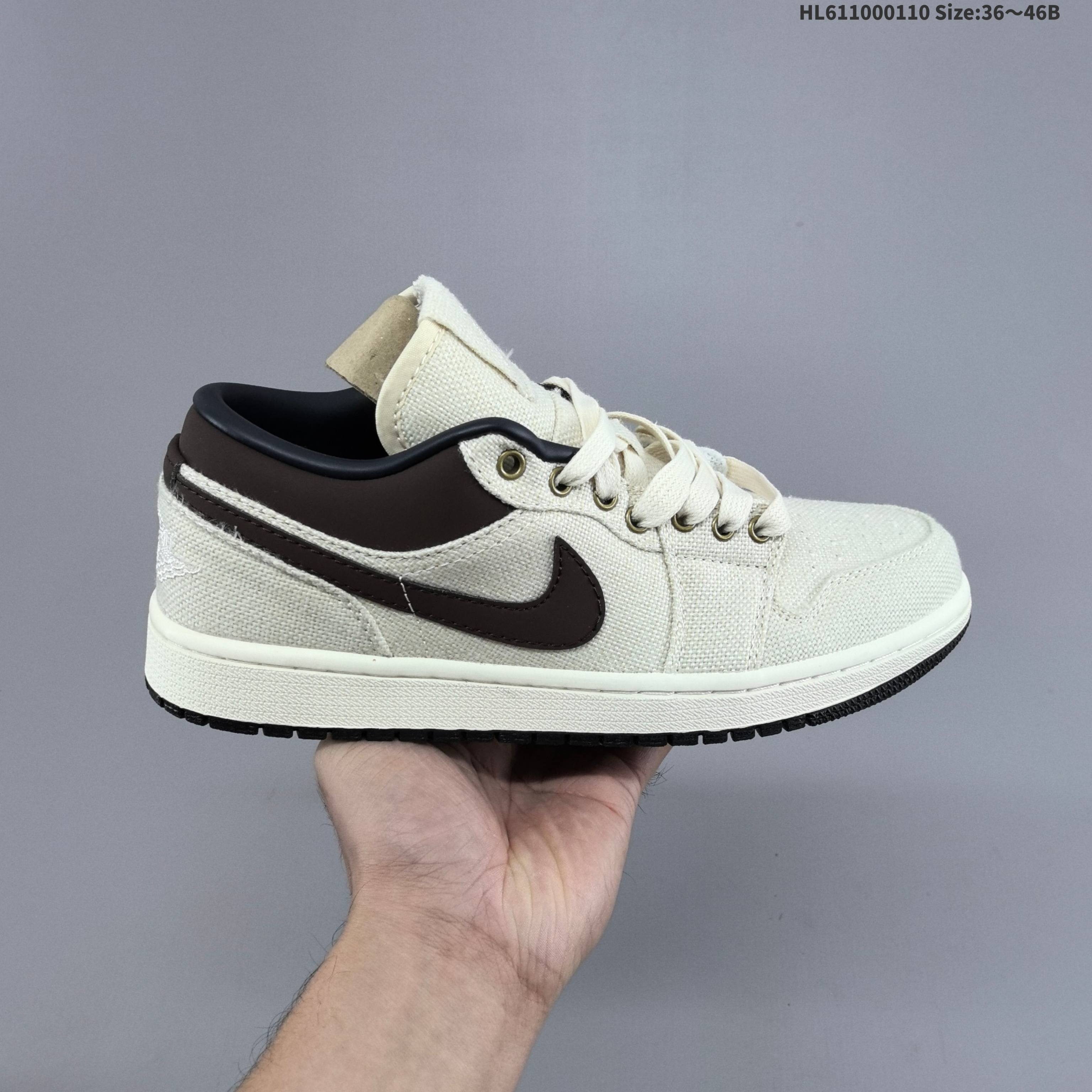 💰100
Air Jordan 1 Low 低帮 米黄棕 AJ1 乔丹1代 aj1 乔1 低邦 米白棕 乔丹篮球鞋系列 鞋款整体采用米黄色帆布面料打造鞋面,搭配米黄色框架覆盖层点缀,营造出十分低调又美观的配色组合;鞋侧的Swooshh Logo采用棕色呈现,与框架相搭配,使鞋款更具层次感;鞋款内衬及鞋帮采用棕色妆点,鞋舌则为米白色打造,白色的Jumpman Logo以及鞋带点缀其中;后跟Wings Loggo以白色f缝线打造,最后以米白色中底搭配黑色橡胶外底为鞋款设计收尾。
货号:IB8058-110
尺码:36 36.5 37.5 38 38.5 39 40 40.5 41 42 42.5 43 44 44.5 45 46
编码: HL611000110 Size:36~46B