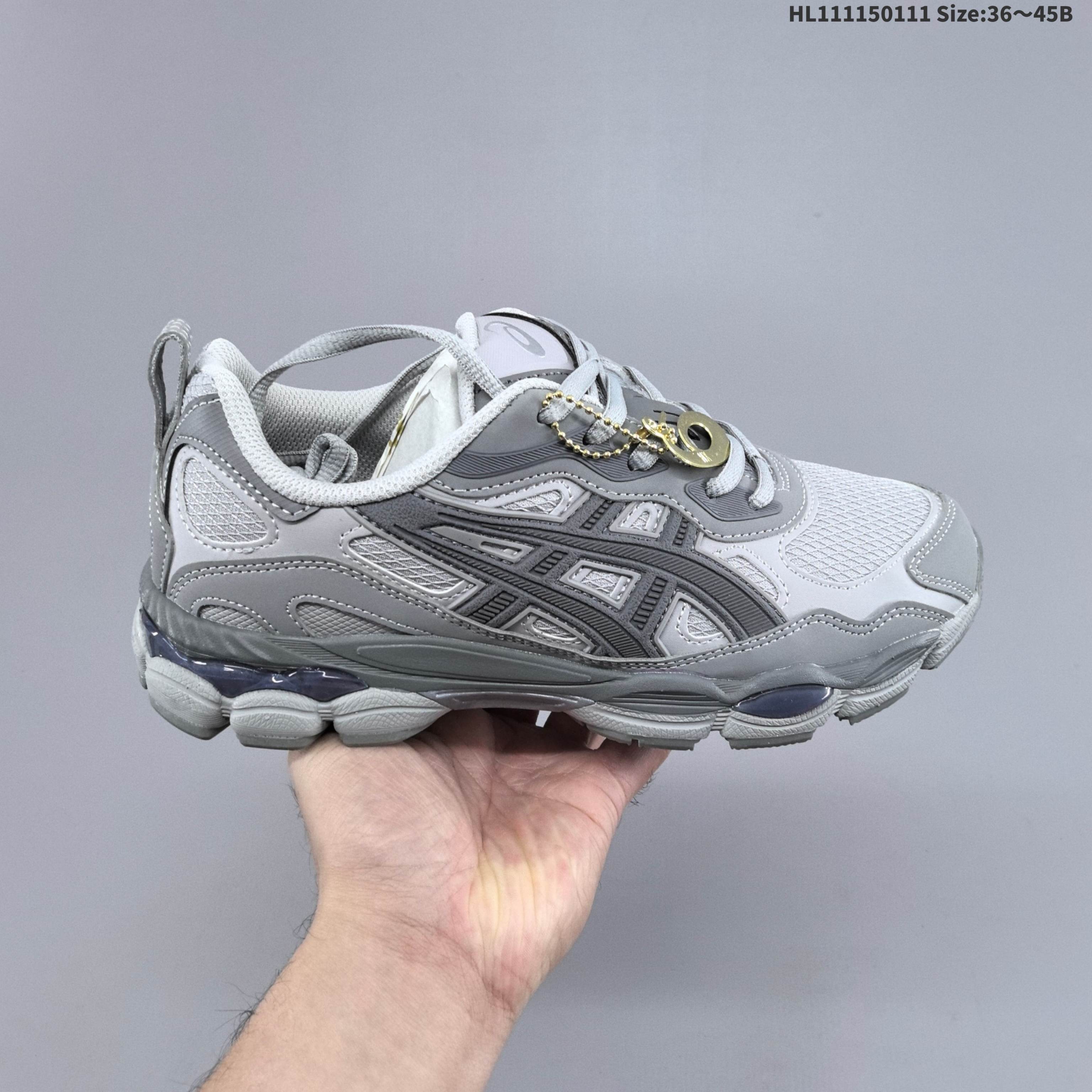 💰115
Asics Gel-NYC RGD 复古单品 
ASICS亚瑟士推出全新GEL-NYC，彰显纽约都市活力。这次的新系列融入了多个版本GEL的经典设计风格，广受好评。其设计灵感来源于GEL-NIMBUS 3,GEL-MC PLUS V 和 GEL-CUMULUS 16 这些往日经典鞋款。GEL-NYC使用GEL-CUMULUS 16鞋款的鞋楦设计,展现了独特的现代化美学。鞋底采用了轻质发泡材料,并在后跟和前掌处采用了ASICS亚瑟士核心科技——GEL缓震胶,赋予鞋款强大的缓冲性能,提供了更柔软舒适的穿着体验。而在原有设计的启发之上,此次鞋款采用更贴合当今潮流趋势的材料和创新技术,展现出纽约充满活力的都市精神
货号：1203A735-020
尺码：36 37 37.5 38 39 39.5 40 40.5 41.5 42 42.5 43.5 44 45HL111150111 Size:36～45B