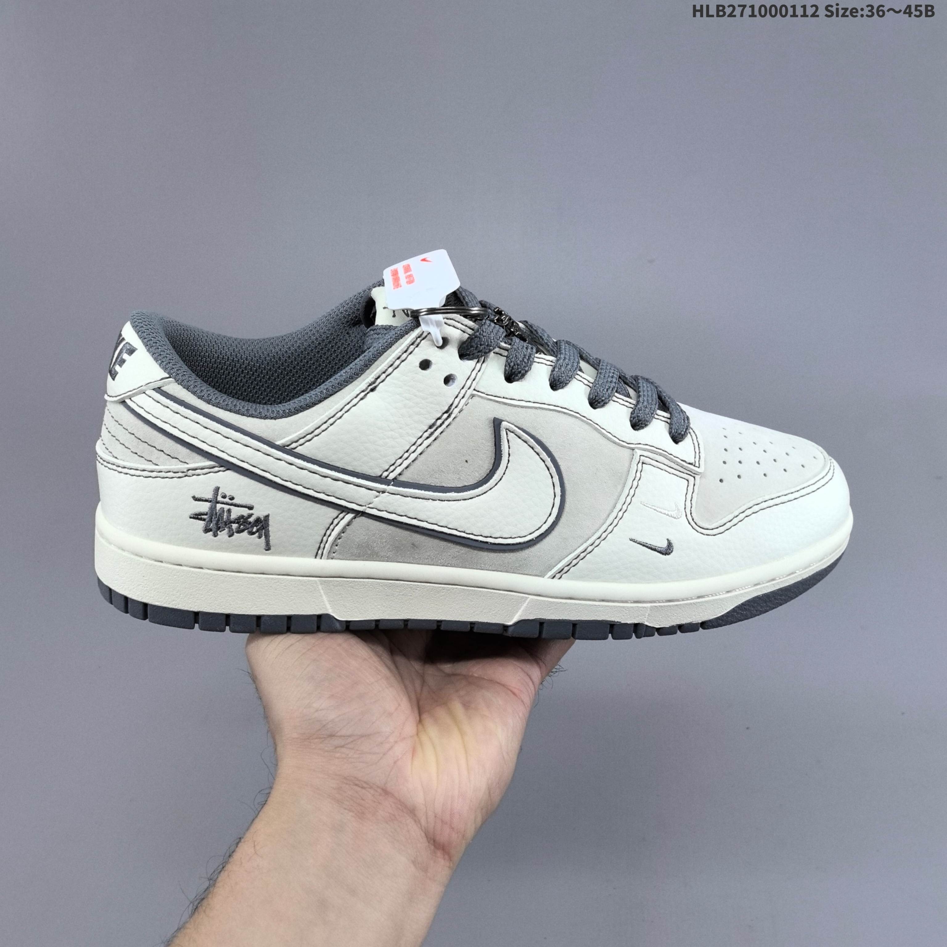 集合特价💰100
Stussy x Nike Dunk SB Low 斯图西 x 耐克 SB 低帮 联名米白灰 鞋身以灰色麂皮打造,搭配米白色皮革框架覆盖层,使鞋款十分百搭;鞋身两侧Swoosbh Logo采用米白色点缀并以灰色进行描边,后跟的装饰辅以米白色皮革制作,鞋舌是网眼布材料,增强了透气性,整体就是小白鞋设计,鞋头处侧边迷你Nike Swoosh Logo灰色点缀,后跟绣有Stussy字样,彰显联名身份,最后以米白色中底搭配灰色橡胶外底完善整体设计收尾。
货号:BB7518-007
尺码:36 36.5 37.5 38 38.5 39 40 40.5 41 42 42.5 43 44 44.5 45HLB271000112 Size:36~45B
