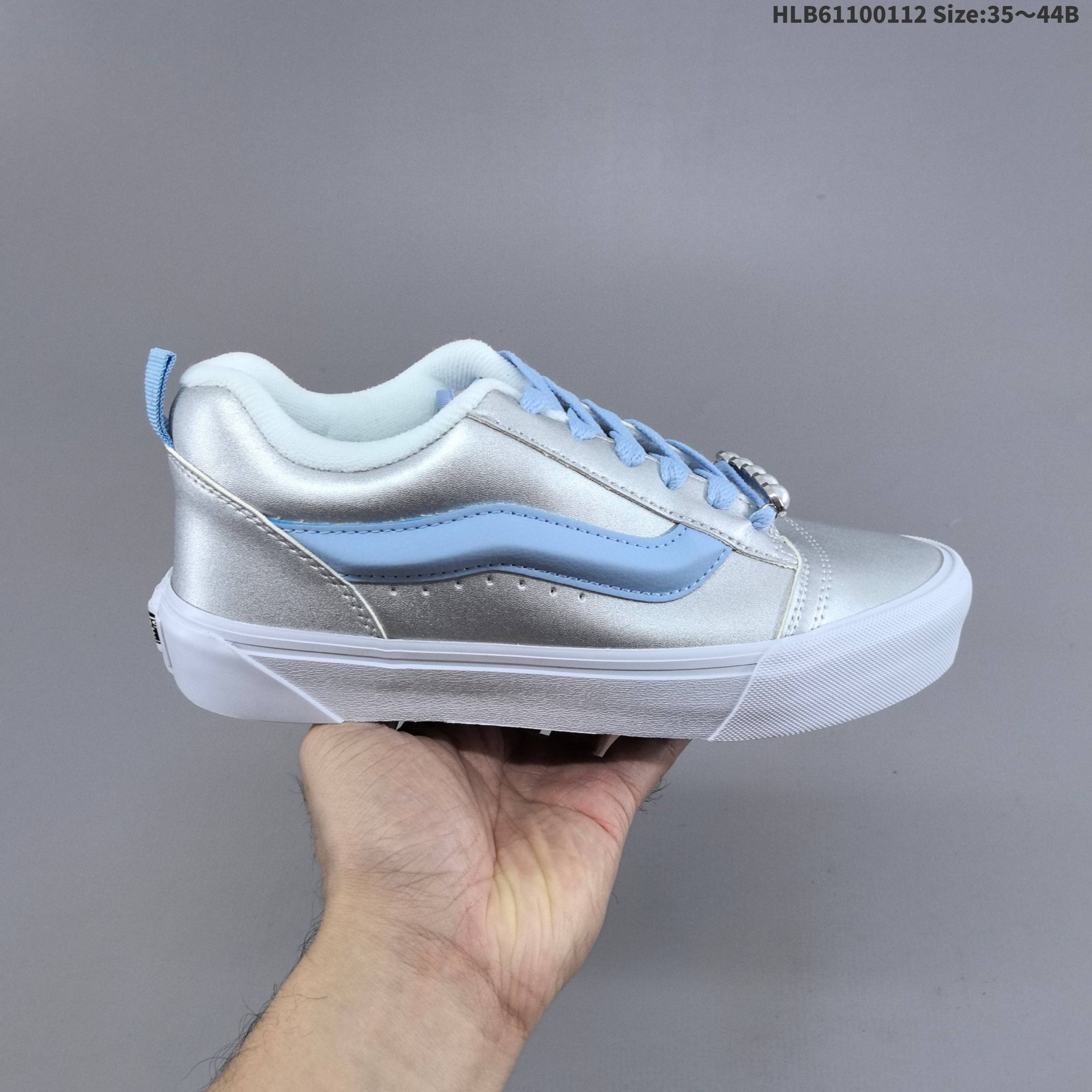 💰110
公司级✅范斯Vans Vault Knu Skool VLT LX 休闲复古滑板鞋
与 OG 版本的 Knu Skool 稍有不同的是 Knu Skool 轻薄的鞋底改为更加防滑的硫化华夫格鞋底 包边加宽加厚 这一变动是致敬 90 年代 Vans 经典鞋款以及顺应当下厚重的面包鞋外观 本系列新品也遵循了这一规格 外观复古又增强了上脚舒适度
ID:HLB61100112 Size:35～44B