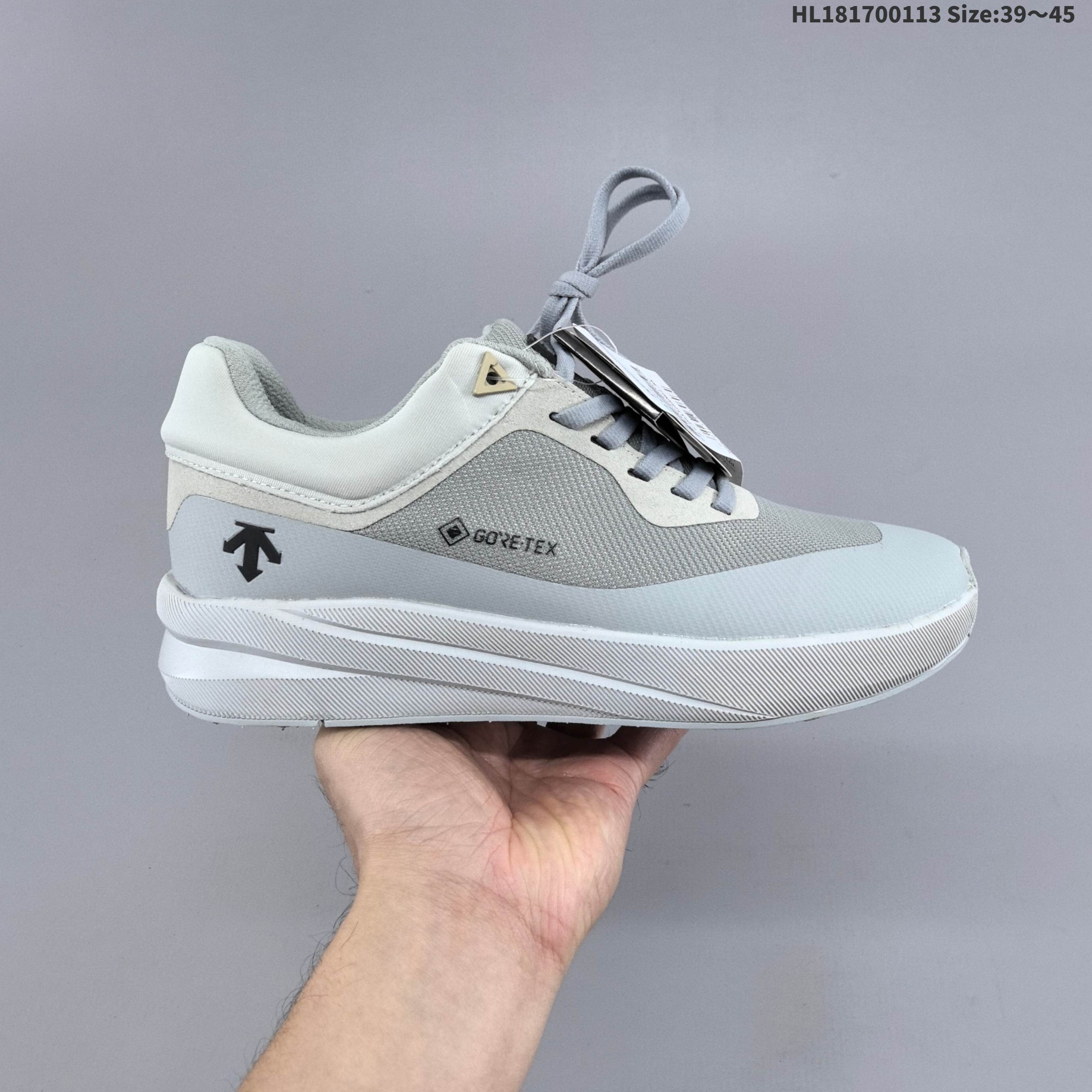 集合💰170
DESCENTE迪桑特 BOA DUALIS
时尚休闲运动覆盖防水男子越野跑鞋 
官方同步上架 适合技术路线单日徒步穿着 aeriosflgtx鞋受到长途野外跑步鞋的启发 适合在变化的地形上进行快速轻快的徒步旅行穿着，舒适而有支撑性，使您充满信心。该设计与脚部融为一体，可最大限度地减少摩擦，gore-tex保护膜可防水，采用gore隐形适体(invisiblefit)技术，更轻薄舒适。敏捷、稳定和技术路线上的自信源于vibram® megagrip外底、压缩eva内底以及一体的tpu。
官方货号: D4431LSN19
尺码: 39 40 41 42 43 44 45
编码：HL181700113 Size:39～45