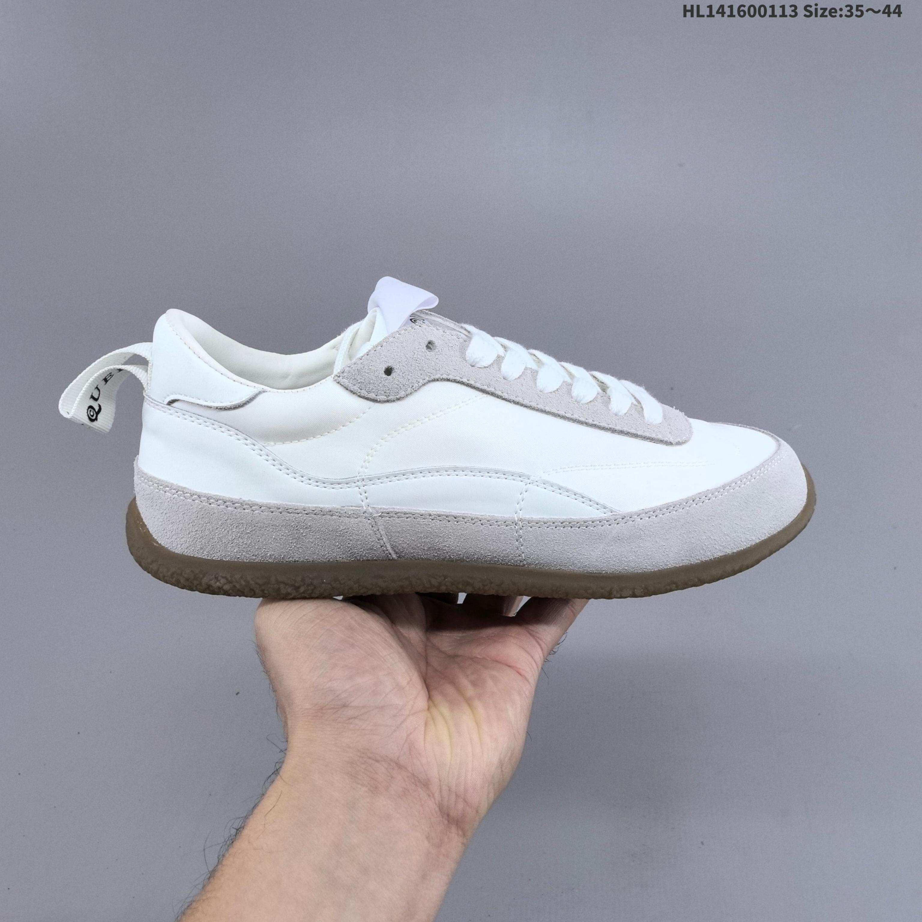 集合💰160
miumiu 最新,Tyre织物面料与绒面皮革运动鞋系列。另可购miu25s走秀饰珠DIY穿于鞋带上,十分合适喜欢独树一帜风格的朋友。今日推荐的这一款,非常火!全鞋面采用意大利进口Tyre织物面料和麂皮,质感可不是其他国产材料可以媲美的。艺术感鞋头勾勒廓形,鞋尾、鞋舌、外底处缀以标志性的miu标识。鞋面的绗缝效果赋予鞋履格调,时尚亦不失复古气息。
颜色:HL141600113 Size:35~44