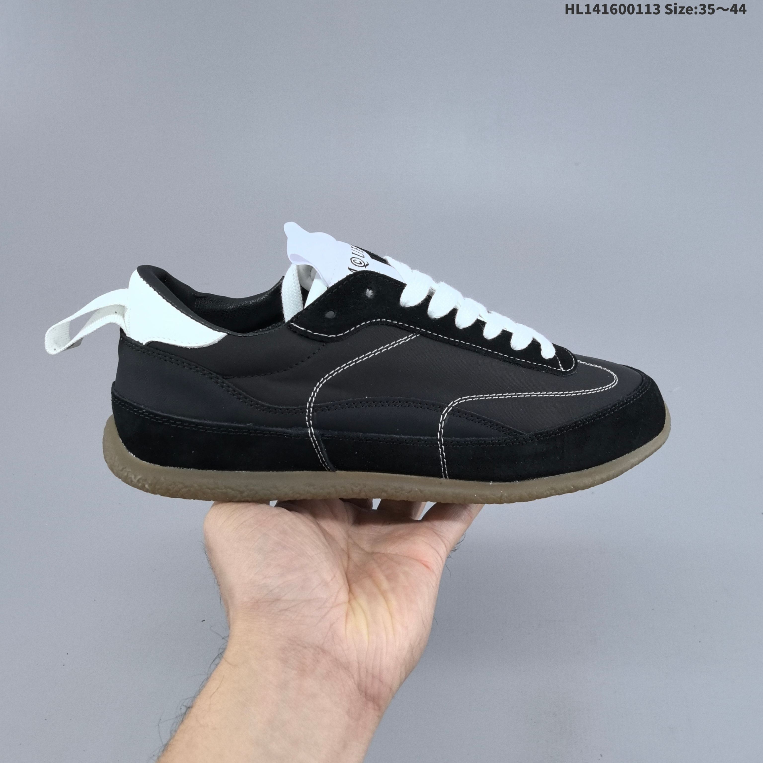 💰160
miumiu 最新,Tyre织物面料与绒面皮革运动鞋系列。另可购miu25s走秀饰珠DIY穿于鞋带上,十分合适喜欢独树一帜风格的朋友。今日推荐的这一款,非常火!全鞋面采用意大利进口Tyre织物面料和麂皮,质感可不是其他国产材料可以媲美的。艺术感鞋头勾勒廓形,鞋尾、鞋舌、外底处缀以标志性的miu标识。鞋面的绗缝效果赋予鞋履格调,时尚亦不失复古气息。
颜色:HL141600113 Size:35~44