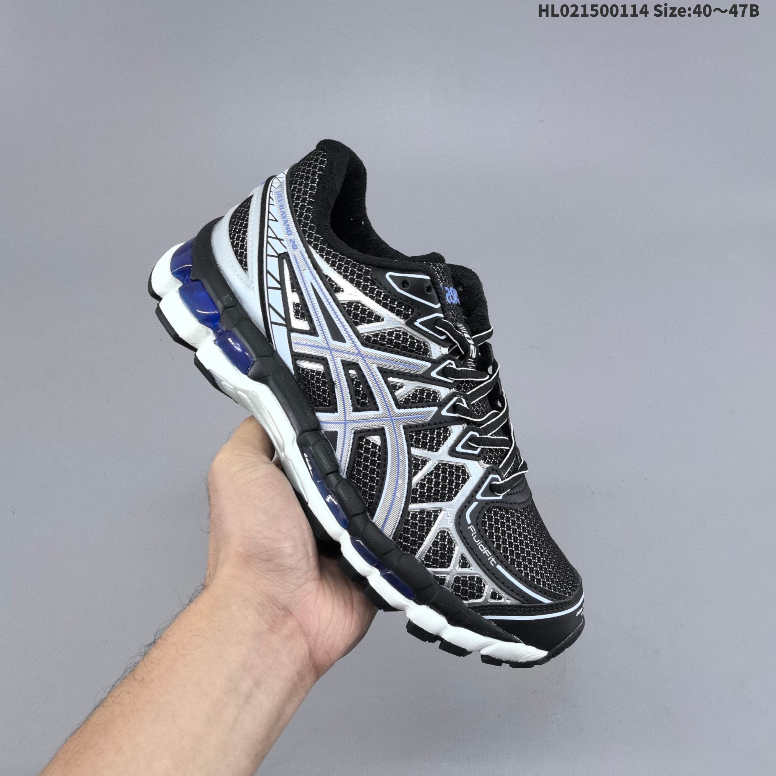 💰150
亚瑟士(ASICS)2025年男款GEL-KAYANO 20休闲鞋 老爹运动跑步鞋1203A388-020。KAYANO 20 作为系列20周年纪念款,采用了最新的 ASICS FluidRide 和FluidFit 技术实现升级换代。设计上更加轻量化,鞋面之中运用的FluidFit™ 技术采用的可多向拉伸网布,创造出手套般的贴合感,新加入的弹性支撑条可以增强包裹性,帮助更好地支撑足部完成步伐的转换;中底设计上加入了最新的FluidRide 材质,在减轻重量的同时提升了反弹力;新SpEVA 中底结合外骨骼离合缓冲装置,实现更佳的稳定性,步伐效率更高;缓震方面,将经典的GEL胶在前掌的分布数量增加到了4个并将其向足弓位置拉回,更加符合实际跑步时候的受力点分布。
编码: HL021500114 Size:40~47B