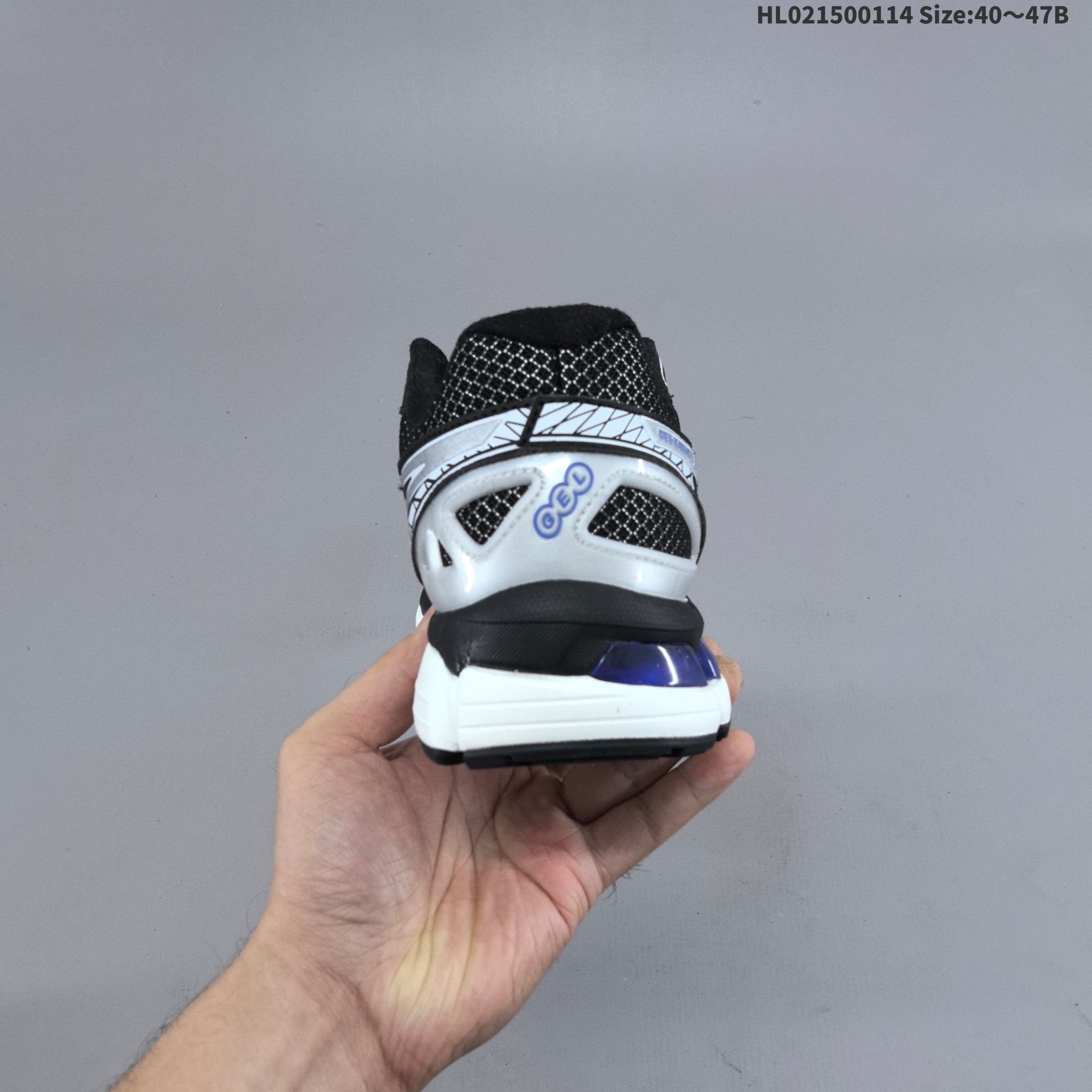 💰150
亚瑟士(ASICS)2025年男款GEL-KAYANO 20休闲鞋 老爹运动跑步鞋1203A388-020。KAYANO 20 作为系列20周年纪念款,采用了最新的 ASICS FluidRide 和FluidFit 技术实现升级换代。设计上更加轻量化,鞋面之中运用的FluidFit™ 技术采用的可多向拉伸网布,创造出手套般的贴合感,新加入的弹性支撑条可以增强包裹性,帮助更好地支撑足部完成步伐的转换;中底设计上加入了最新的FluidRide 材质,在减轻重量的同时提升了反弹力;新SpEVA 中底结合外骨骼离合缓冲装置,实现更佳的稳定性,步伐效率更高;缓震方面,将经典的GEL胶在前掌的分布数量增加到了4个并将其向足弓位置拉回,更加符合实际跑步时候的受力点分布。
编码: HL021500114 Size:40~47B