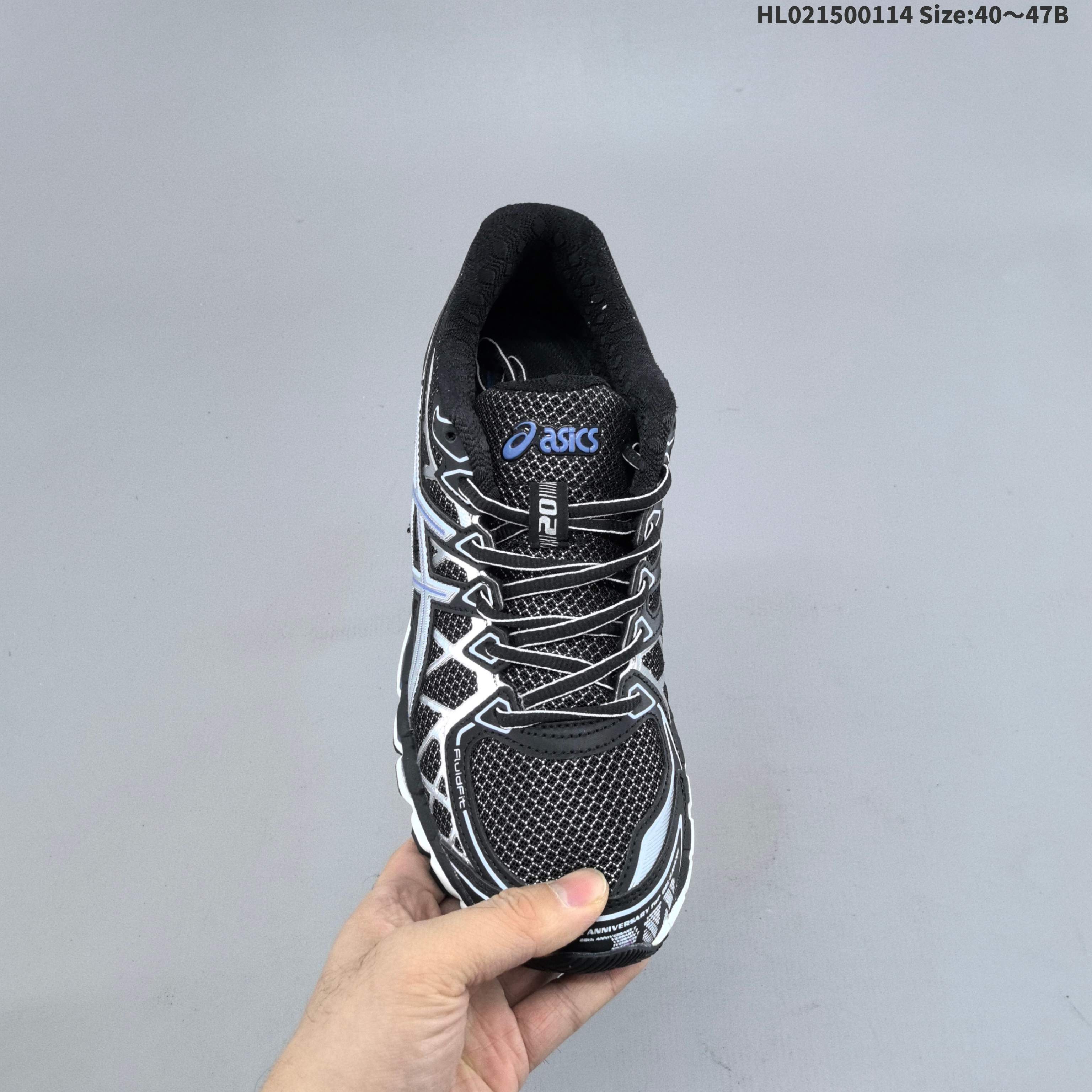 💰150
亚瑟士(ASICS)2025年男款GEL-KAYANO 20休闲鞋 老爹运动跑步鞋1203A388-020。KAYANO 20 作为系列20周年纪念款,采用了最新的 ASICS FluidRide 和FluidFit 技术实现升级换代。设计上更加轻量化,鞋面之中运用的FluidFit™ 技术采用的可多向拉伸网布,创造出手套般的贴合感,新加入的弹性支撑条可以增强包裹性,帮助更好地支撑足部完成步伐的转换;中底设计上加入了最新的FluidRide 材质,在减轻重量的同时提升了反弹力;新SpEVA 中底结合外骨骼离合缓冲装置,实现更佳的稳定性,步伐效率更高;缓震方面,将经典的GEL胶在前掌的分布数量增加到了4个并将其向足弓位置拉回,更加符合实际跑步时候的受力点分布。
编码: HL021500114 Size:40~47B