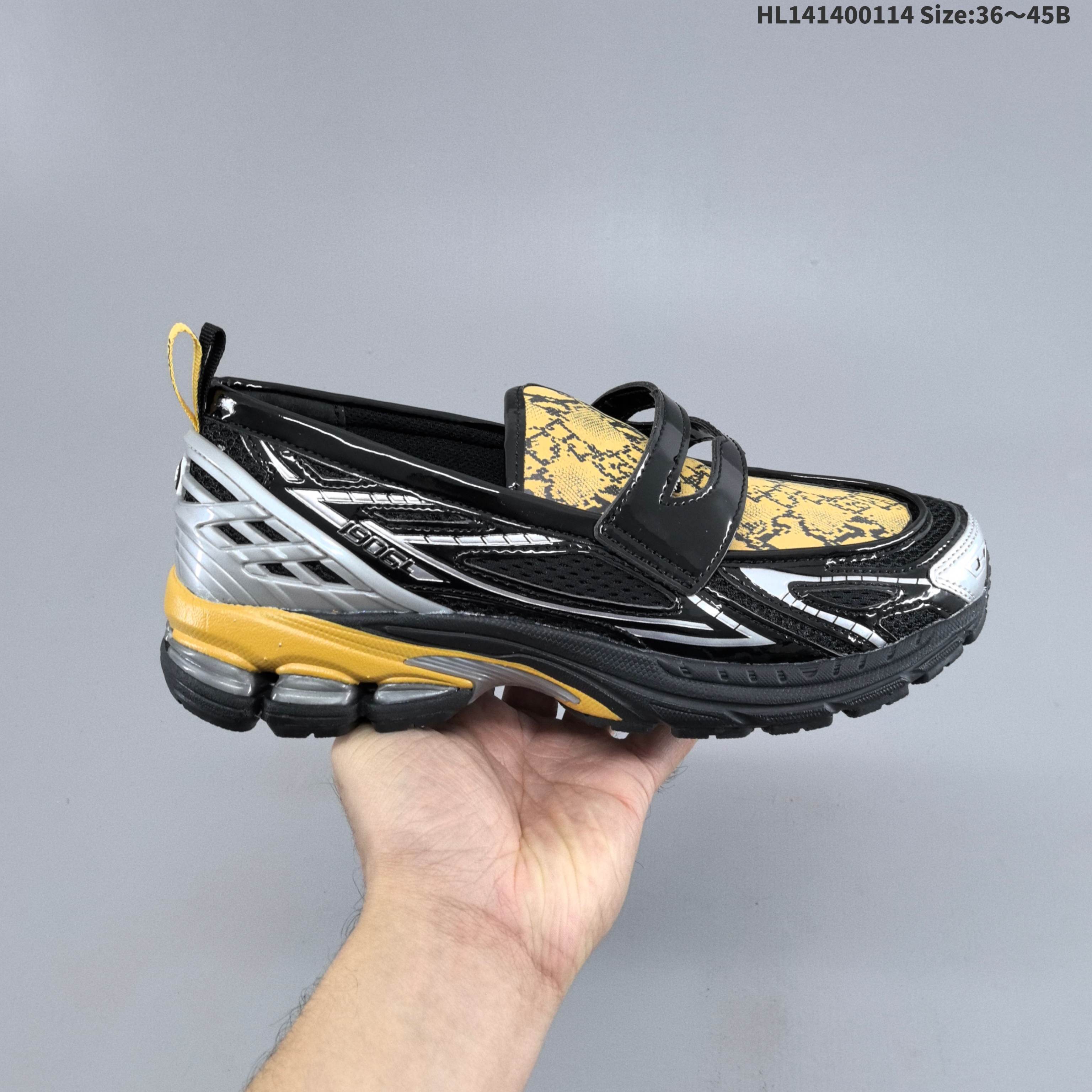 💰140
新百伦 新款 New Balance 1906L 一脚蹬缓震乐福鞋款 厚底增高百搭运动休闲鞋。New Balance 话题十足的乐福鞋款 1906L（1906 Loafer）正式迎来全新配色款式，全鞋设计上换上全新色调配置，搭配典型的网眼鞋面和雾面皮革覆盖层，增加透气性与运动感，鞋舌下方加入一个 N 字标志，最后搭载 1906 规格缓震气垫鞋底，兼具舒适脚感与便利的穿脱特性。#HB球鞋#
货号：U1906LGA
编码：HL141400114 Size:36～45B