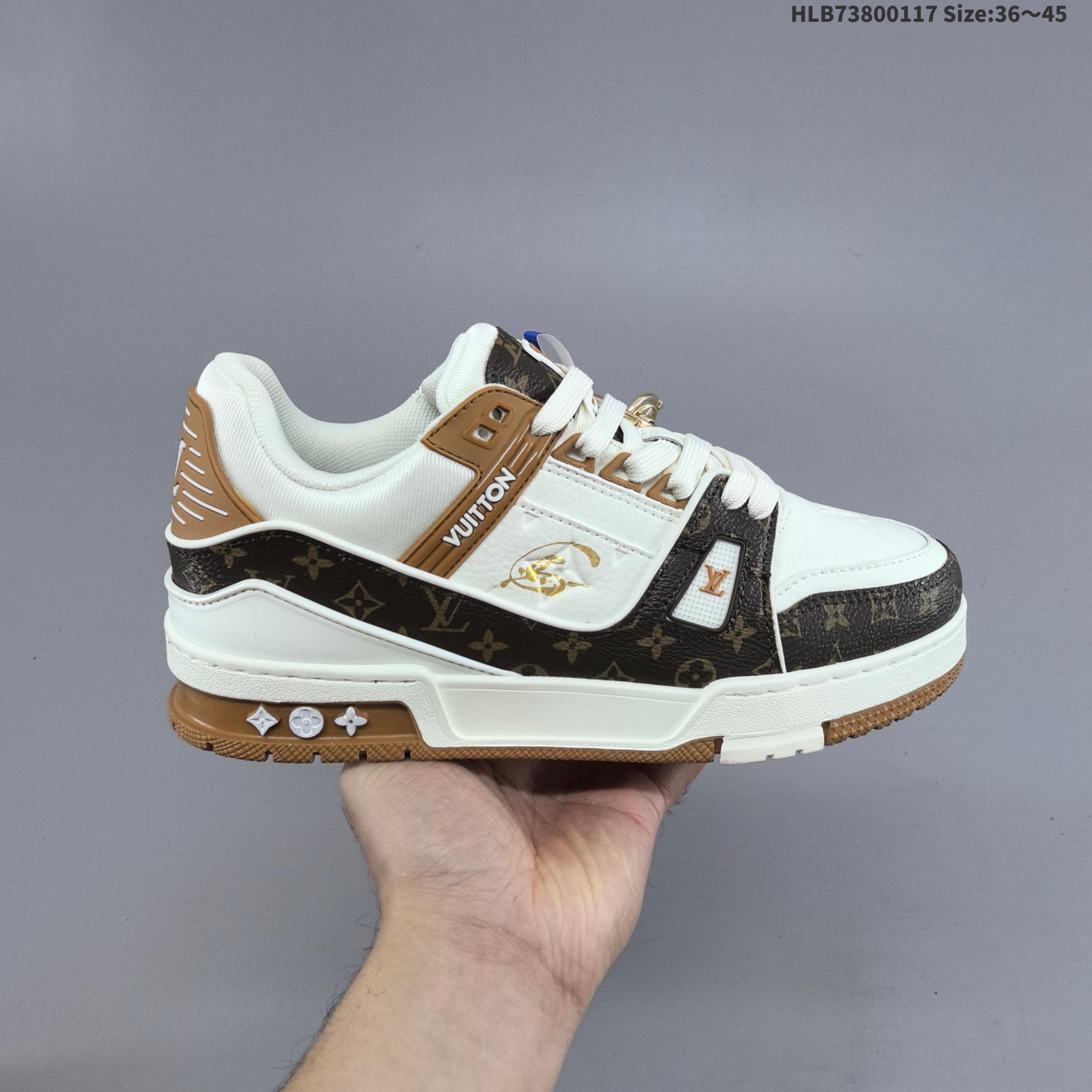 集合💰380
马年限定Louis Vuitton/路易威登 升级厚实抽屉礼品鞋盒及包装说明书防尘布袋物件，采用环保粒面牛剖革组合科技网格面料鞋面材质，鞋垫嵌入超软脚感PU乳胶物料，后跟耐弯折滴塑支撑片，全新开发TPU光泽组合隔色鞋底❗爆款 Trainer 继任者！LV「面包鞋」全新LV路易威登Louis Vuitton Skate 1854 Low Sneaker LV54系列低帮复古百搭休闲运动文化滑板板鞋 1AHSVS
码数：36 37 38 39 40 41 42 43 44 45 
编码：HLB73800117 Size:36～45