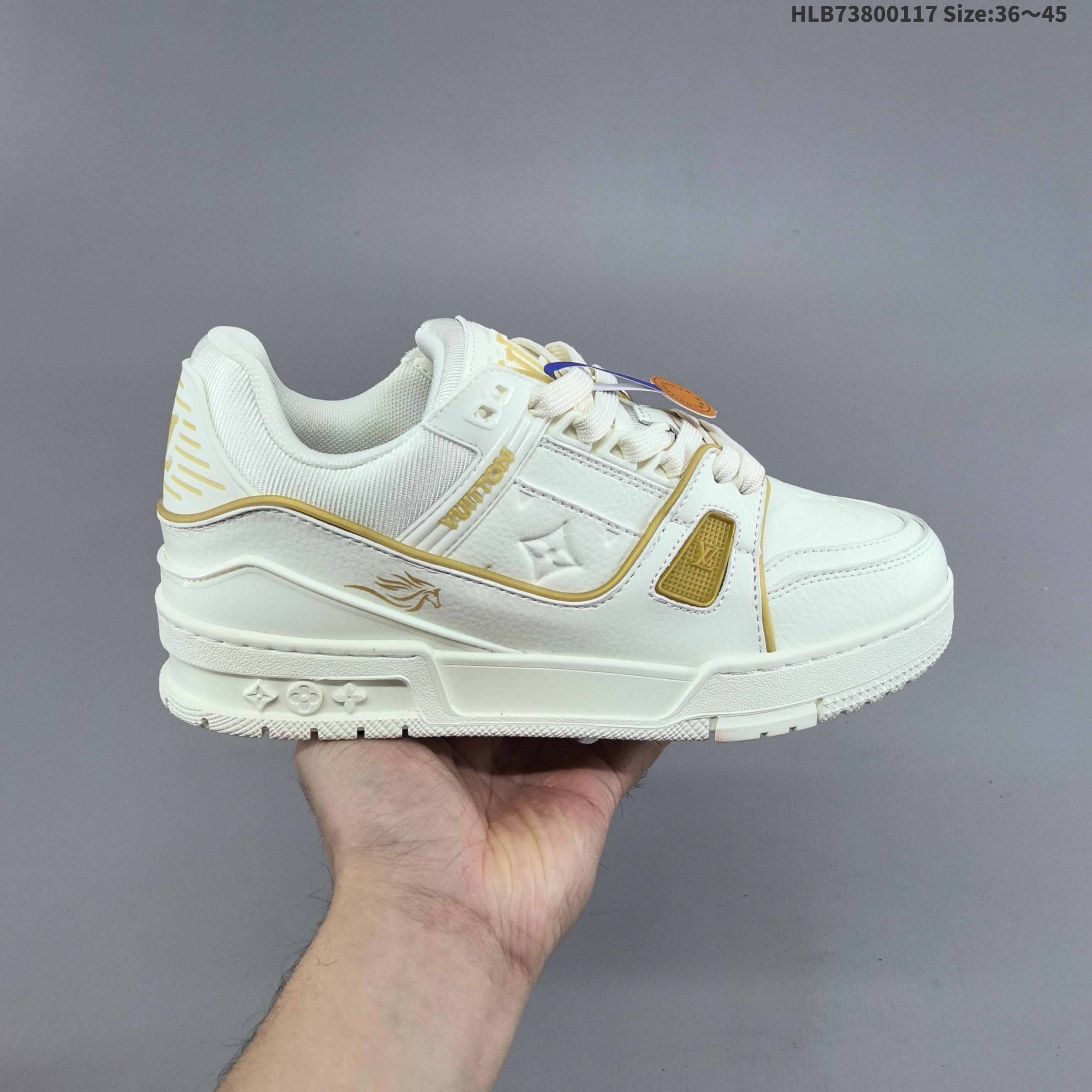 💰380
马年限定Louis Vuitton/路易威登 升级厚实抽屉礼品鞋盒及包装说明书防尘布袋物件，采用环保粒面牛剖革组合科技网格面料鞋面材质，鞋垫嵌入超软脚感PU乳胶物料，后跟耐弯折滴塑支撑片，全新开发TPU光泽组合隔色鞋底❗爆款 Trainer 继任者！LV「面包鞋」全新LV路易威登Louis Vuitton Skate 1854 Low Sneaker LV54系列低帮复古百搭休闲运动文化滑板板鞋 1AHSVS
码数：36 37 38 39 40 41 42 43 44 45 
编码：HLB73800117 Size:36～45